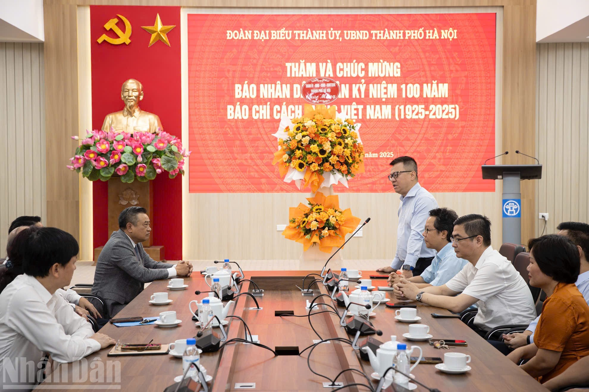 Quoc Minh expresa su sincero agradecimiento a la ciudad de Hanói por su apoyo y por crear condiciones favorables para que el diario pudiera cumplir con su misión. Asimismo, comparte las principales actividades de la Asociación de Periodistas de Vietnam en ocasión del centenario del Día de la Prensa Revolucionaria Vietnamita.