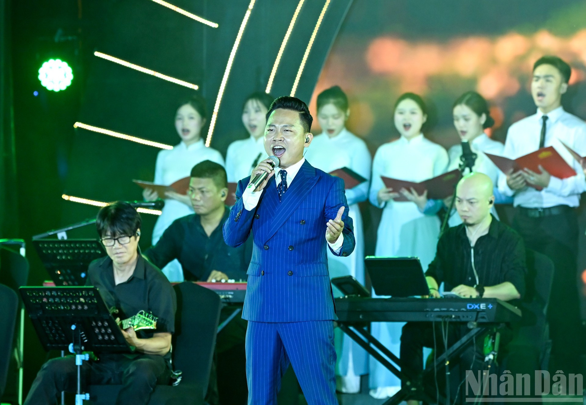 Cantantes interpretan canciones sobre la Asamblea Nacional y los Consejos Populares.