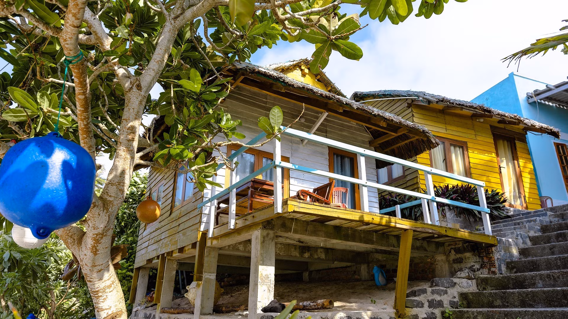 Una casa construida justo en la playa.