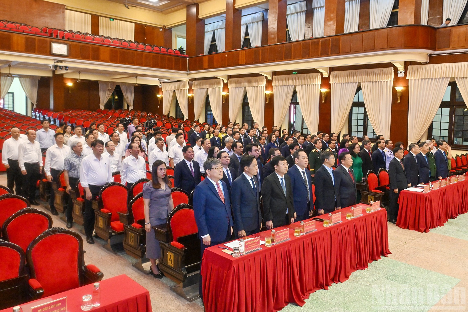 Los delegados saludan la bandera nacional. Los delegados saludan la bandera nacional.