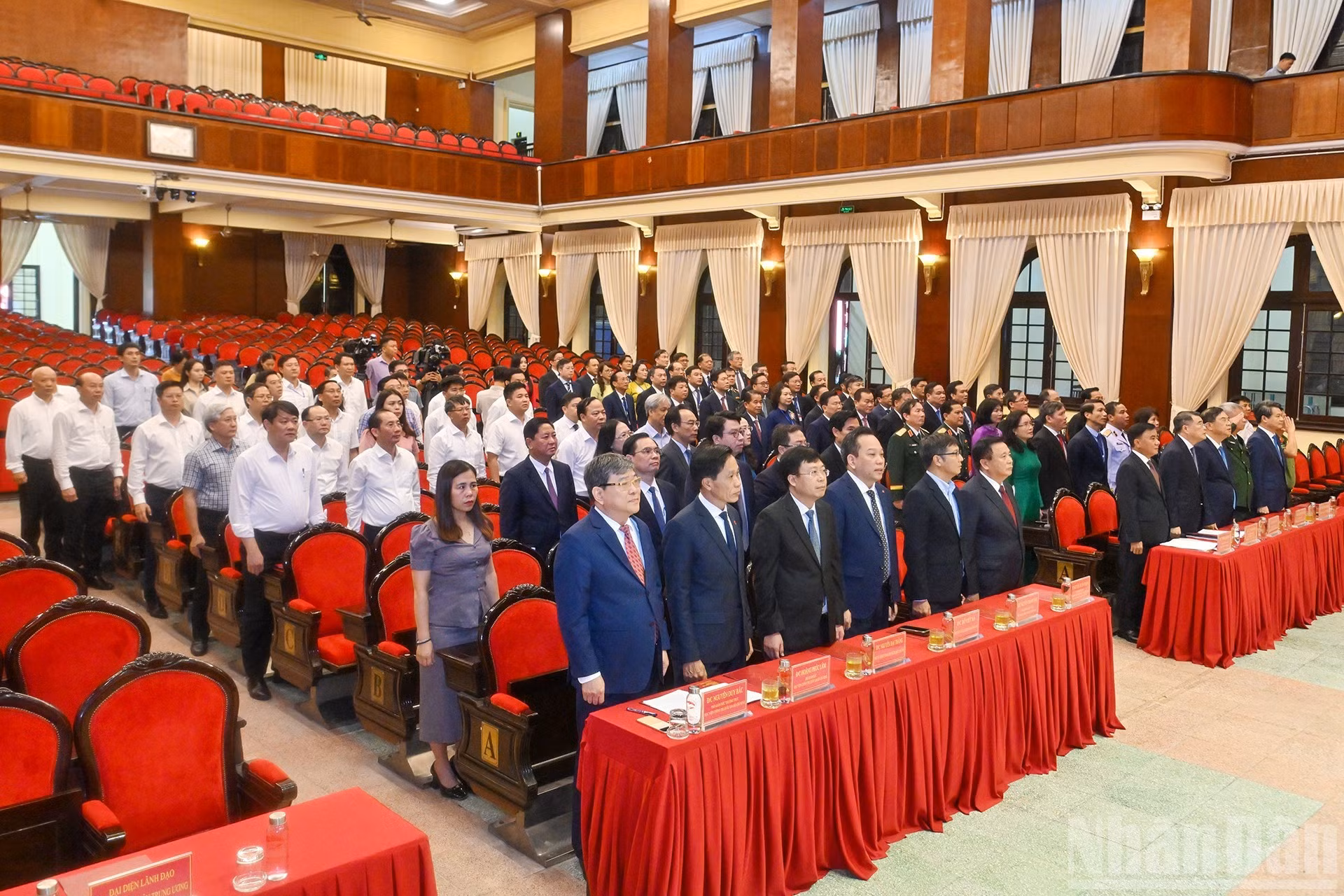 Los delegados saludan la bandera nacional.