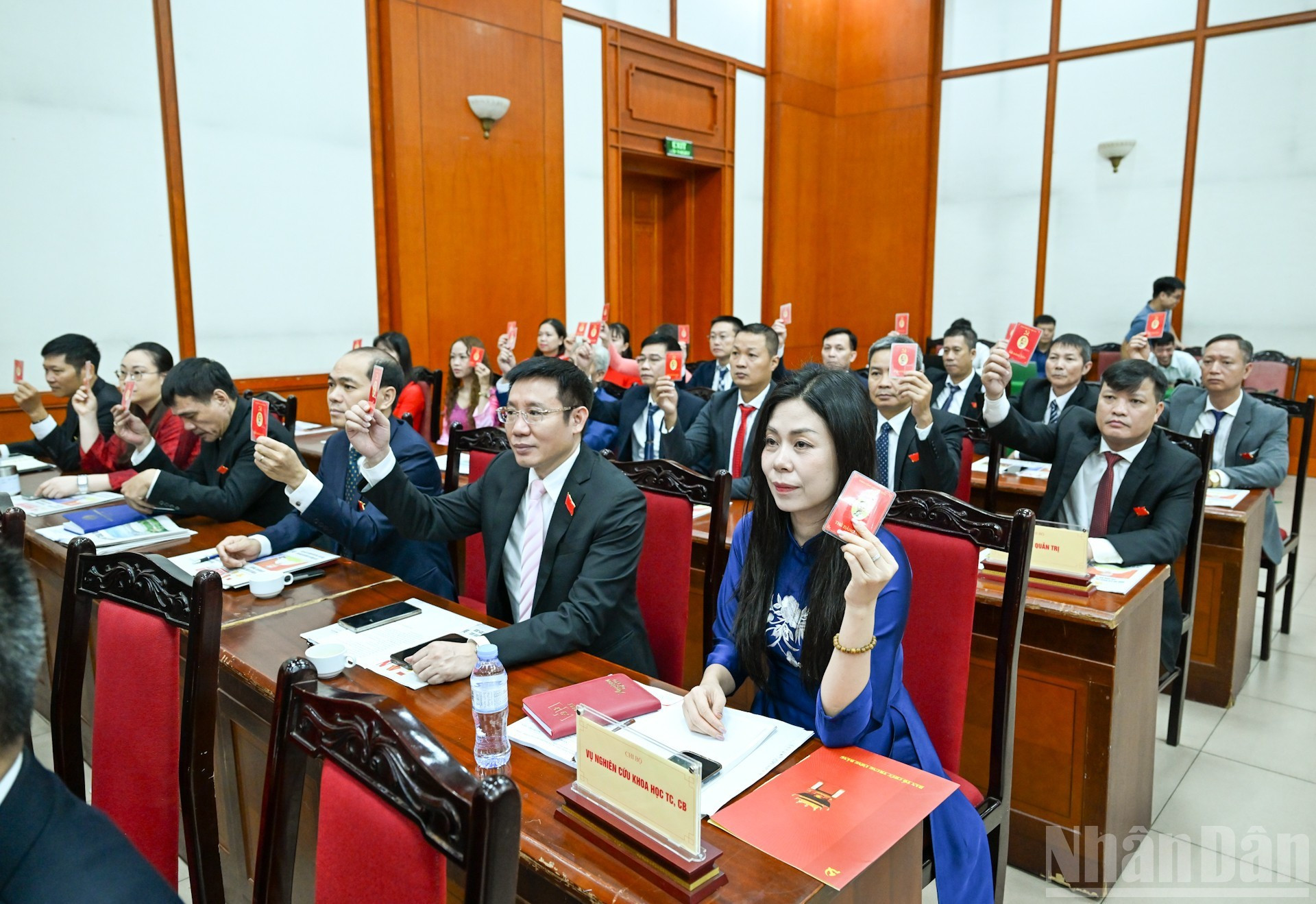 Votan el informe de verificación de credenciales de los delegados al Congreso.