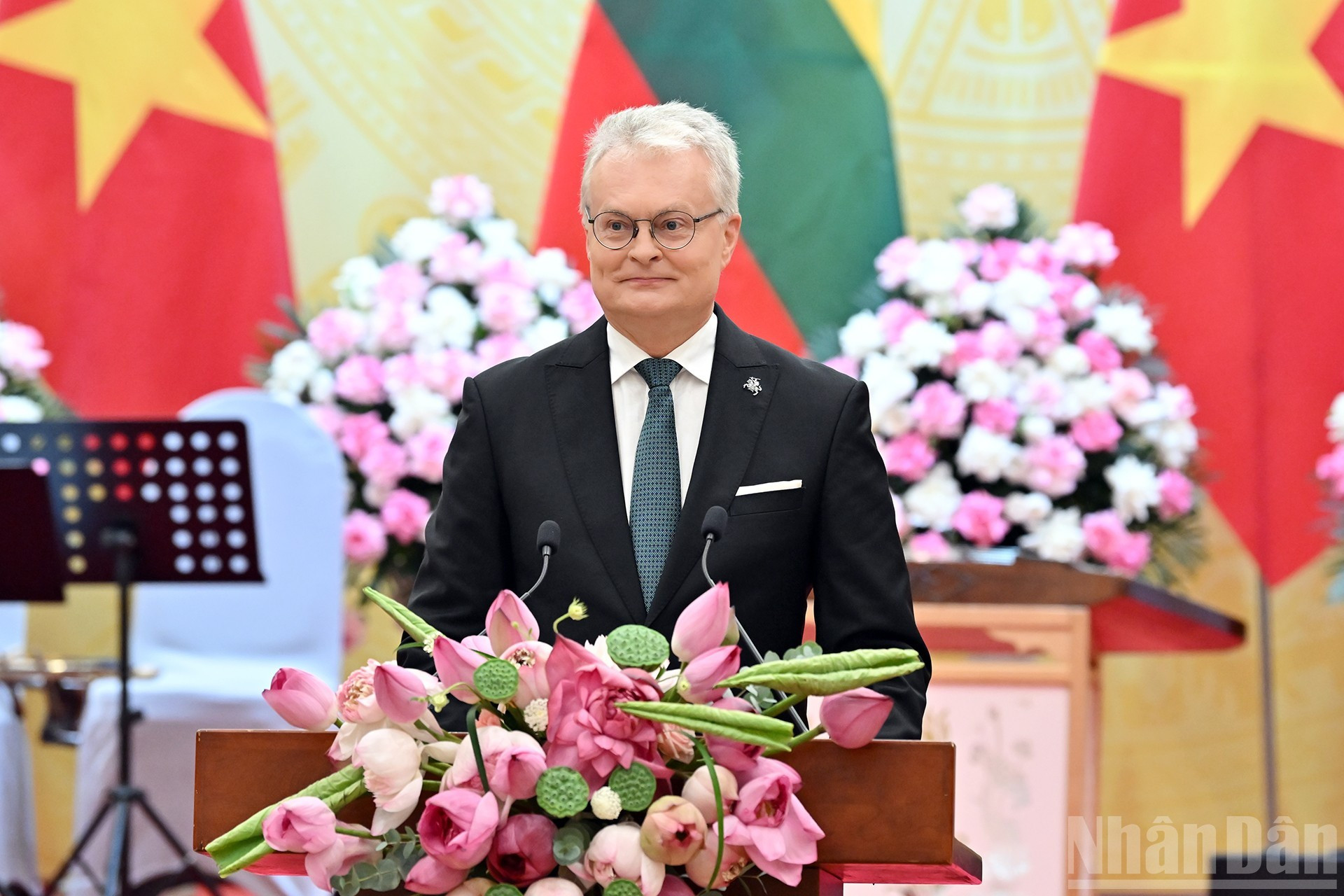 Gitanas Nausėda interviene en el evento.
