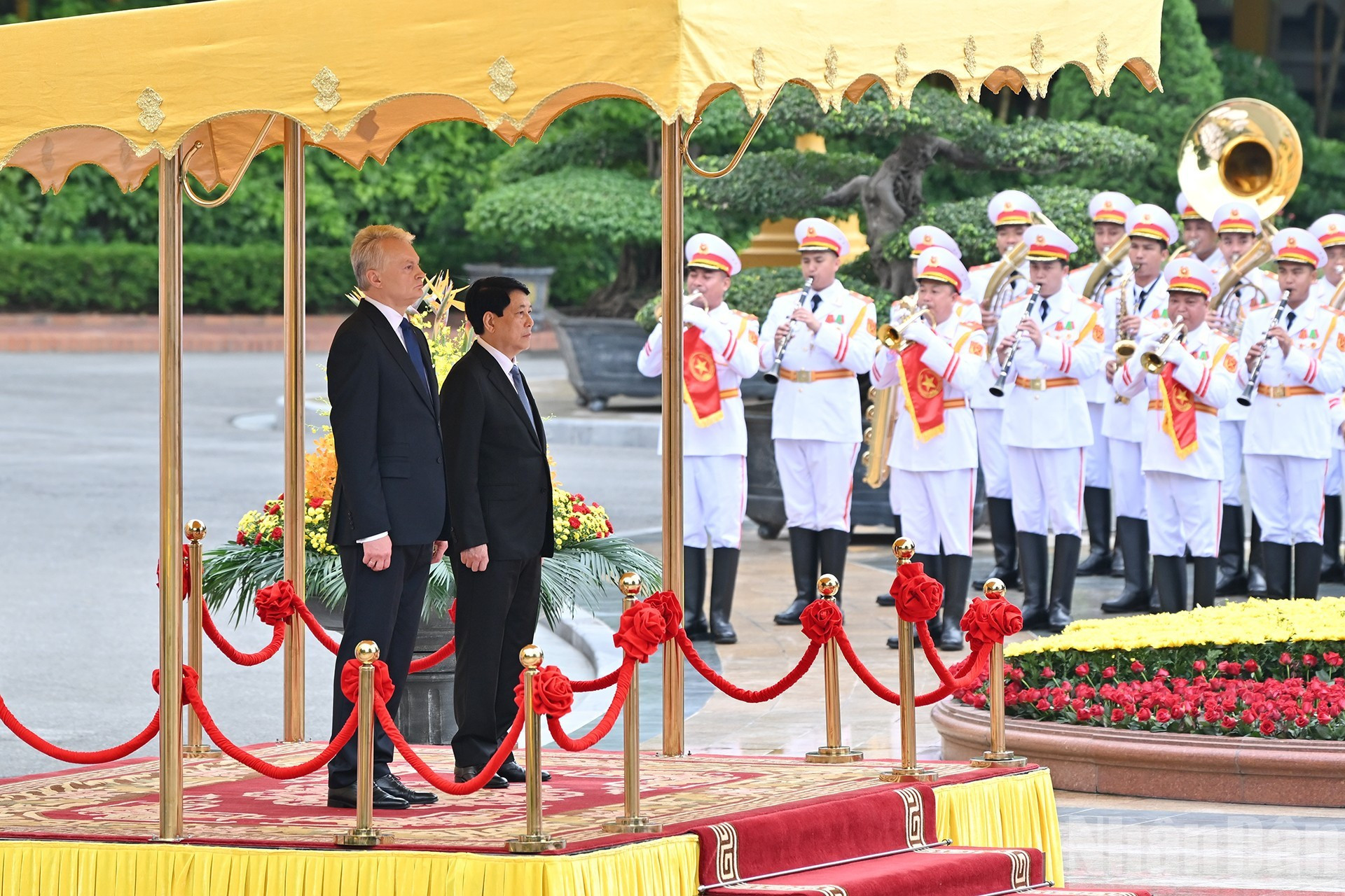 Los dos mandatarios en el acto de interpretación del himno nacional.