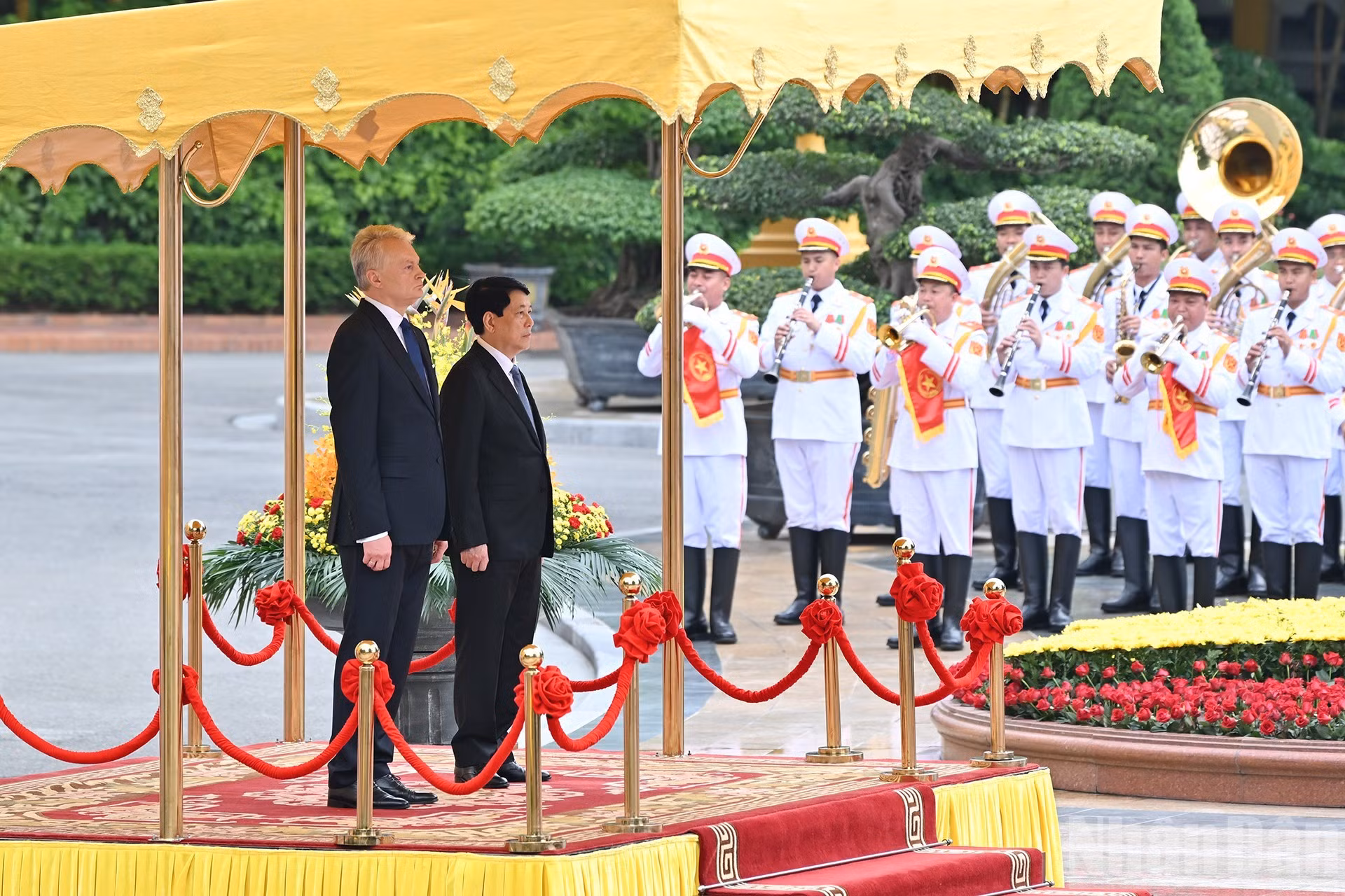 Los dos mandatarios en el acto de interpretación del himno nacional.