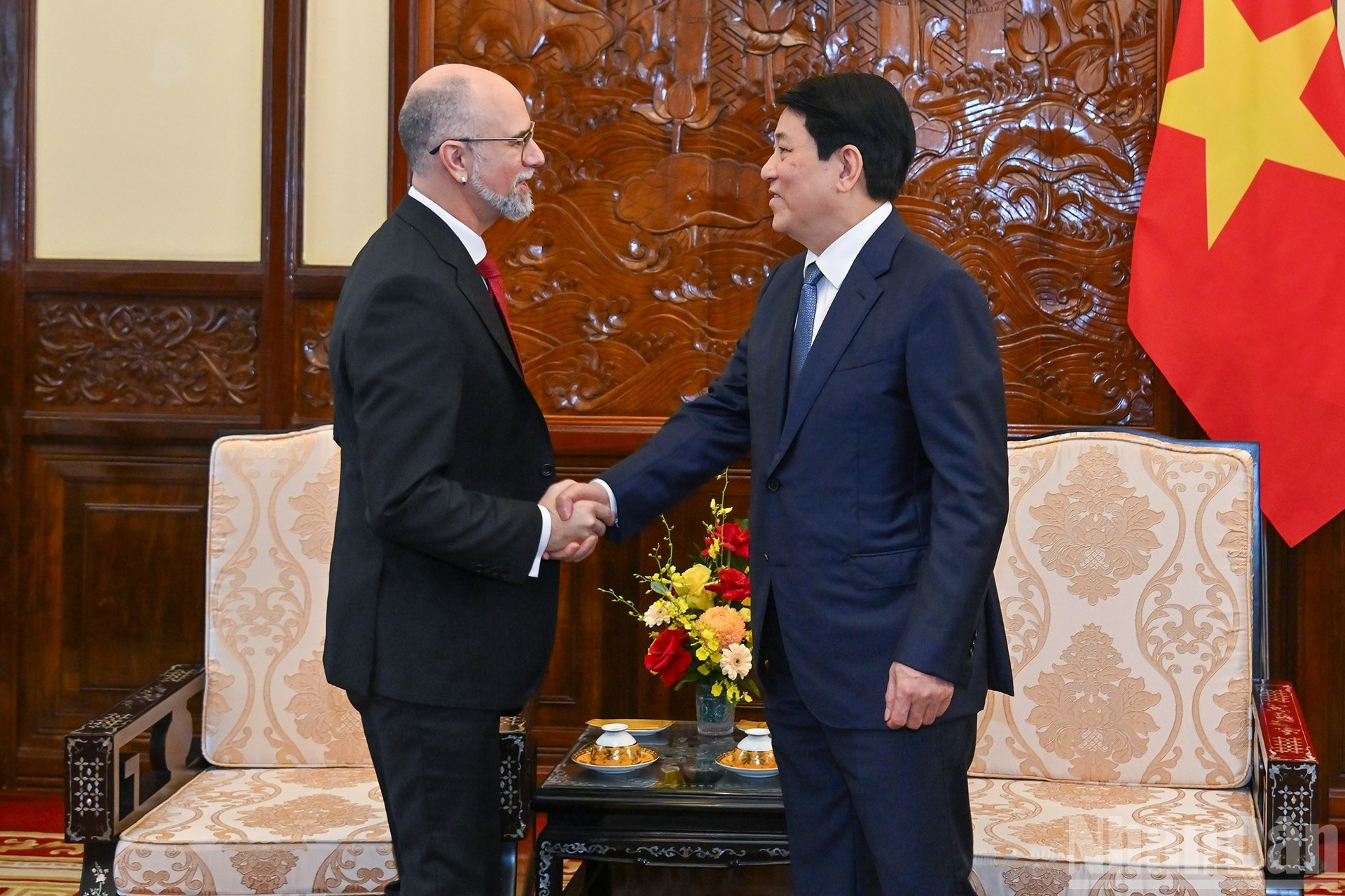 El presidente de Vietnam, Luong Cuong, y el embajador de Canadá, Shawn Perry Steil.