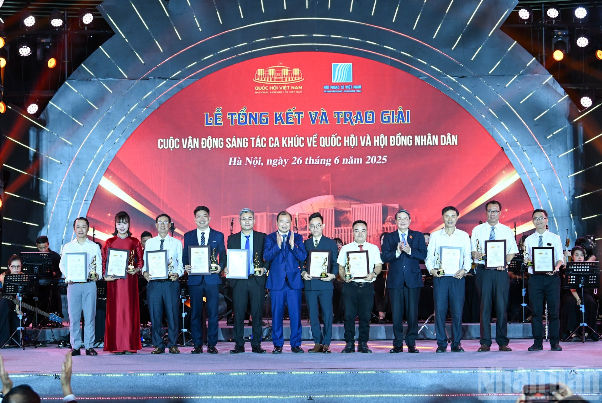 El vicepresidente de la Asamblea Nacional Nguyen Duc Hai y el viceministro Permanente de Cultura, Deportes y Turismo, Le Hai Binh, entregan el Premio de consolación a los ganadores.