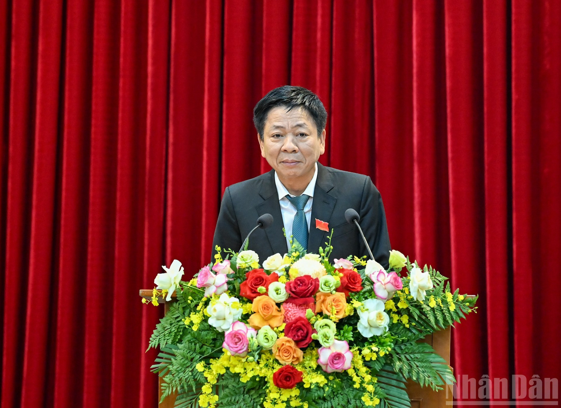Nguyen Van Tung, director del Departamento de Asuntos Locales 1, presenta una ponencia en el Congreso.
