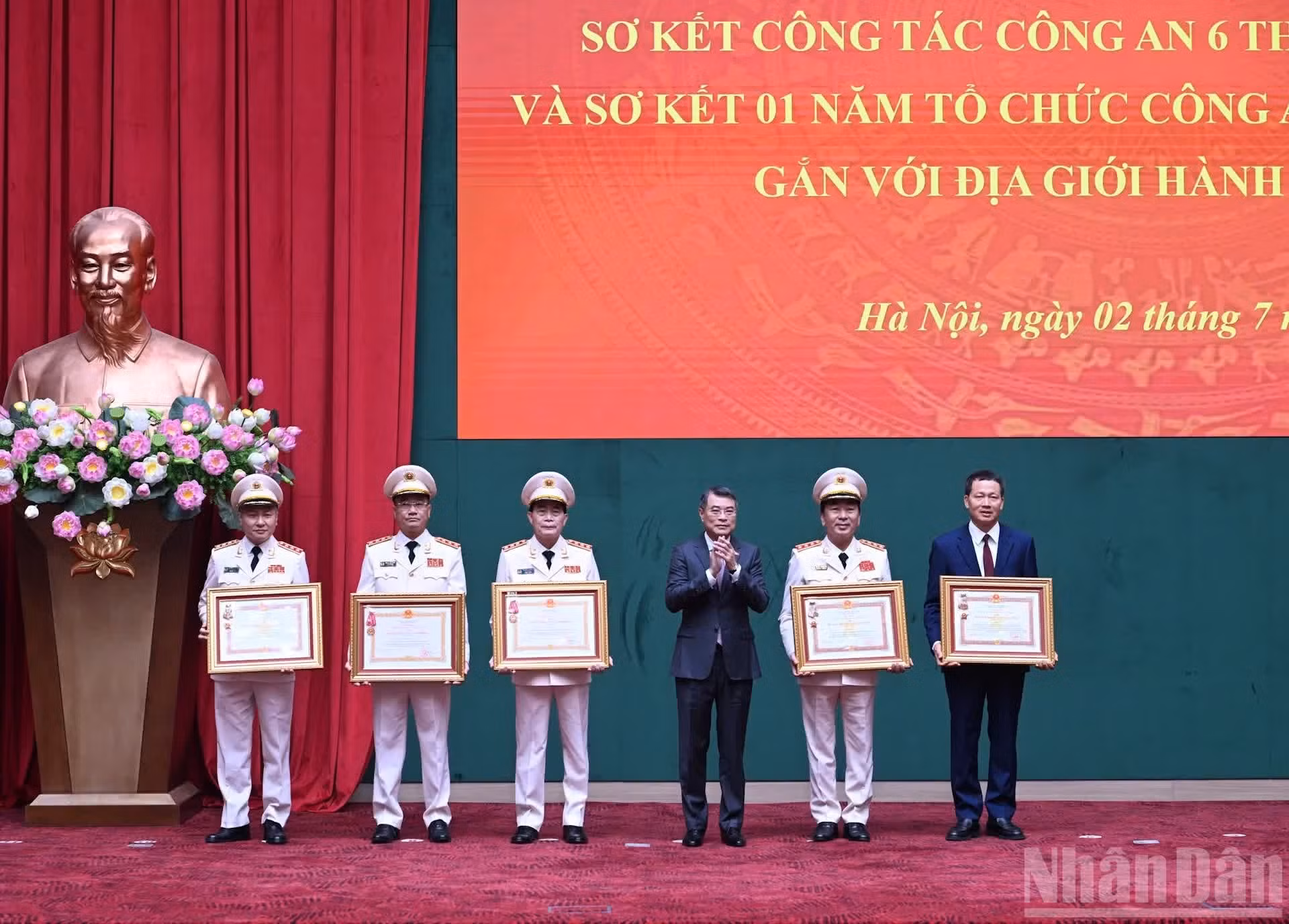 El primer ministro Le Minh Hung entrega la Orden del Mérito de las Fuerzas Armadas de Primera Clase y la Orden del Trabajo de Tercera Clase a personas distinguidas por sus destacados méritos.