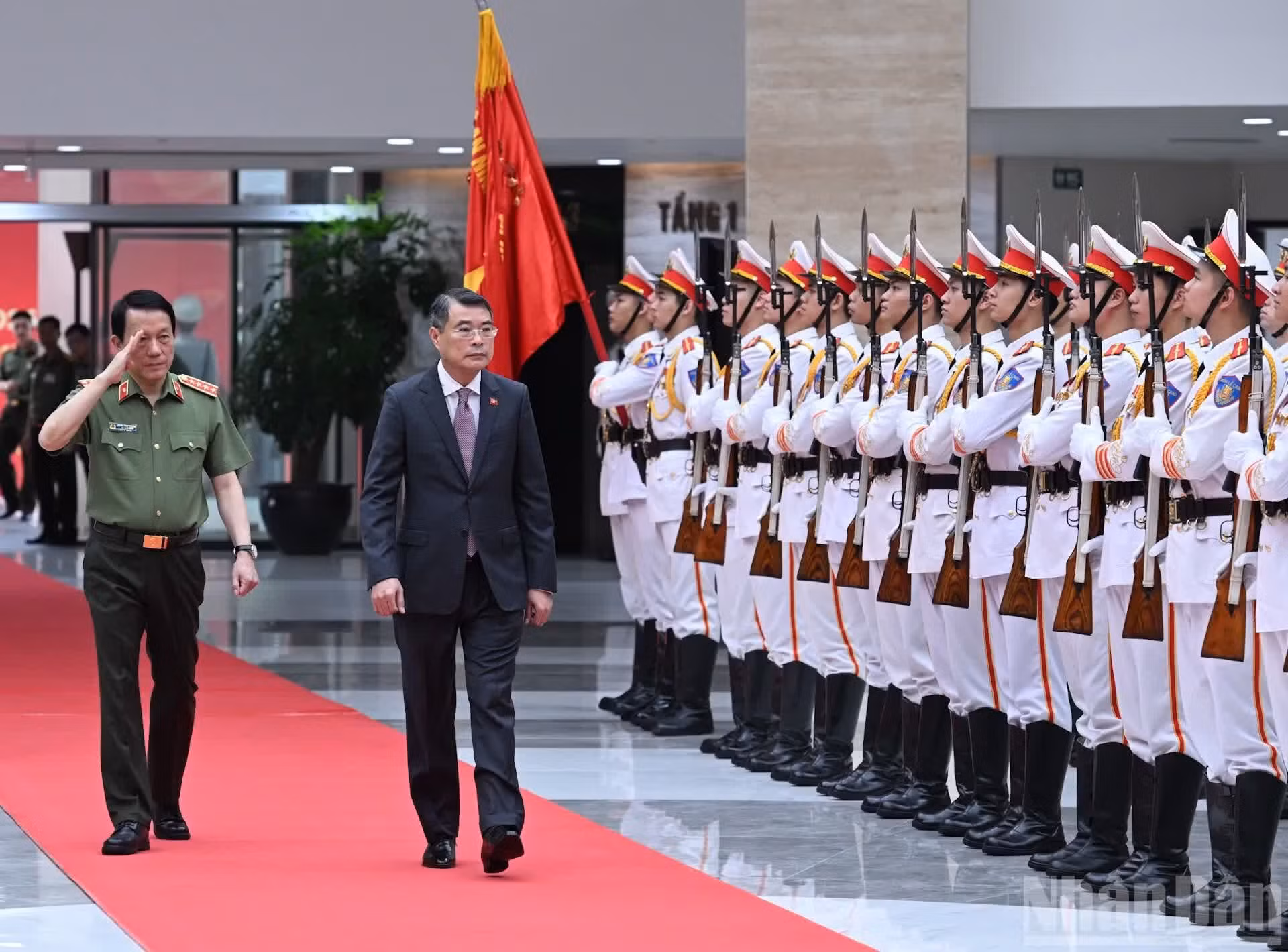 El primer ministro Le Minh Hung pasa revista a la guardia de honor.