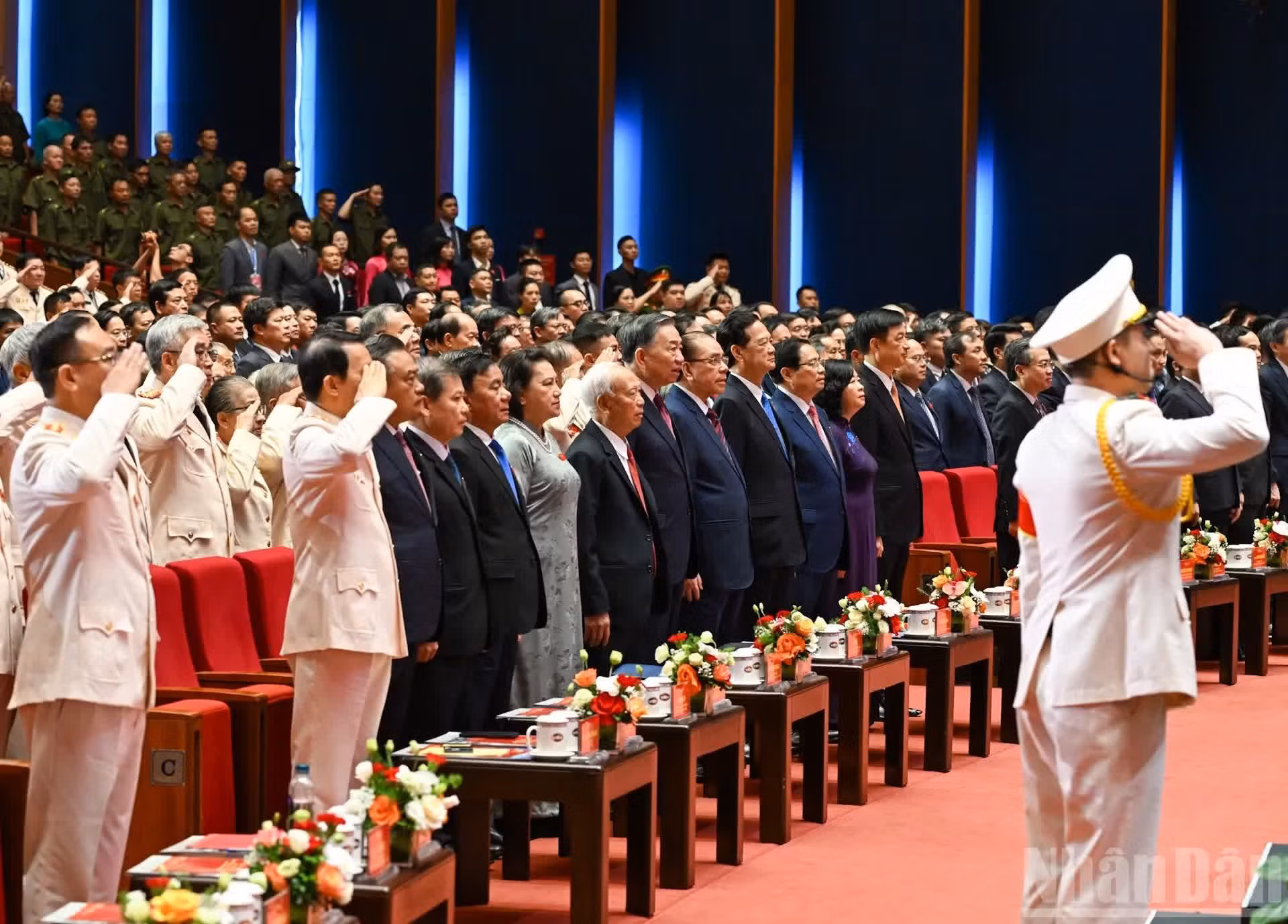 Los delegados realizan el saludo a la bandera nacional.