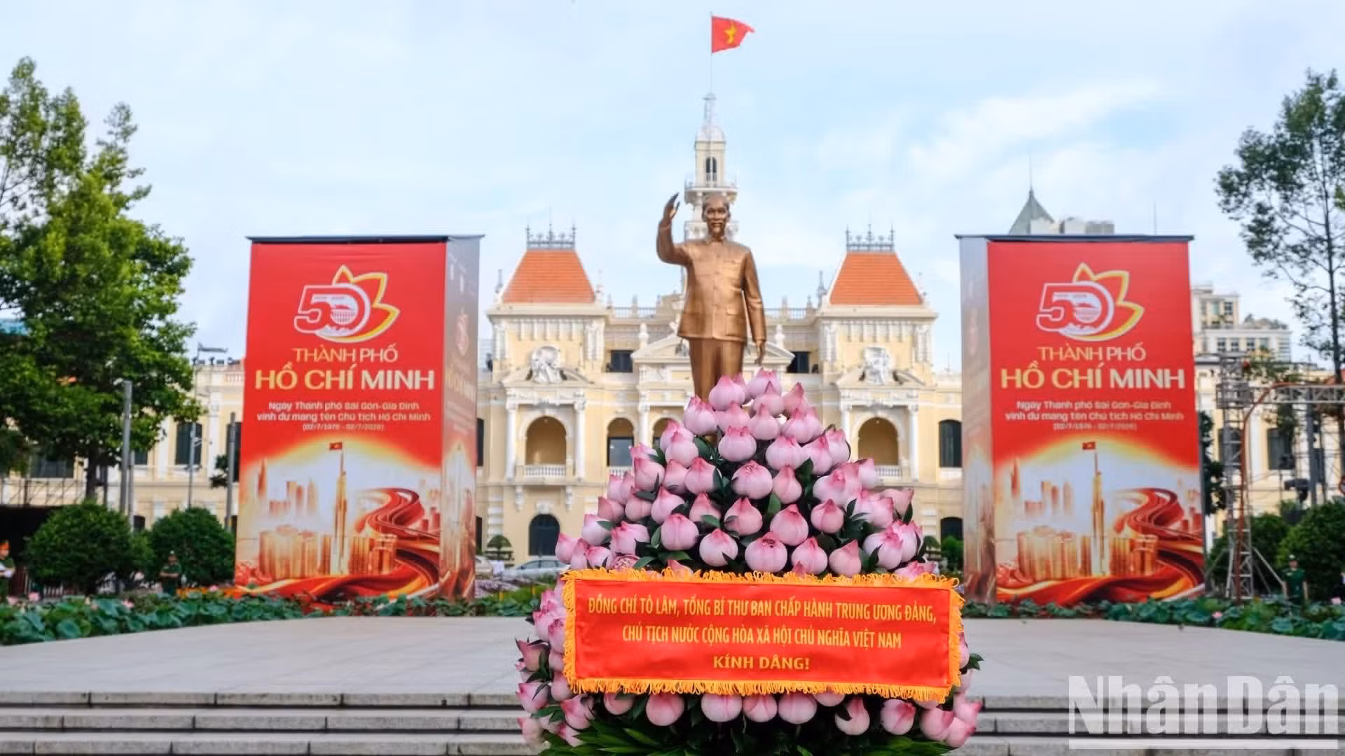La delegación rinde homenaje floral al Presidente Ho Chi Minh en el Parque del Monumento dedicado al líder vietnamita.