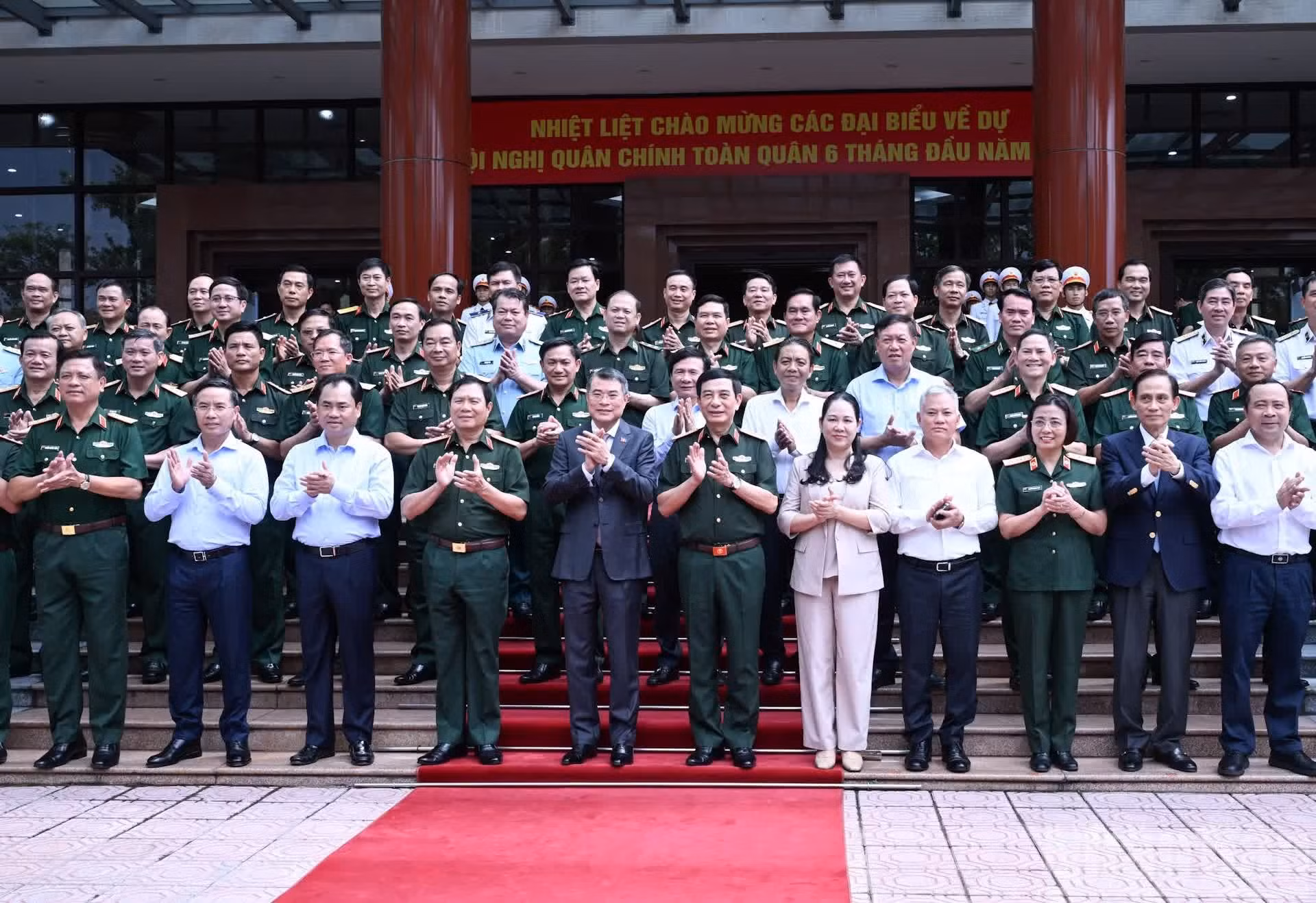 [Foto] Premier vietnamita asiste a conferencia político-militar del Ejército sobre balance del primer semestre de 2026