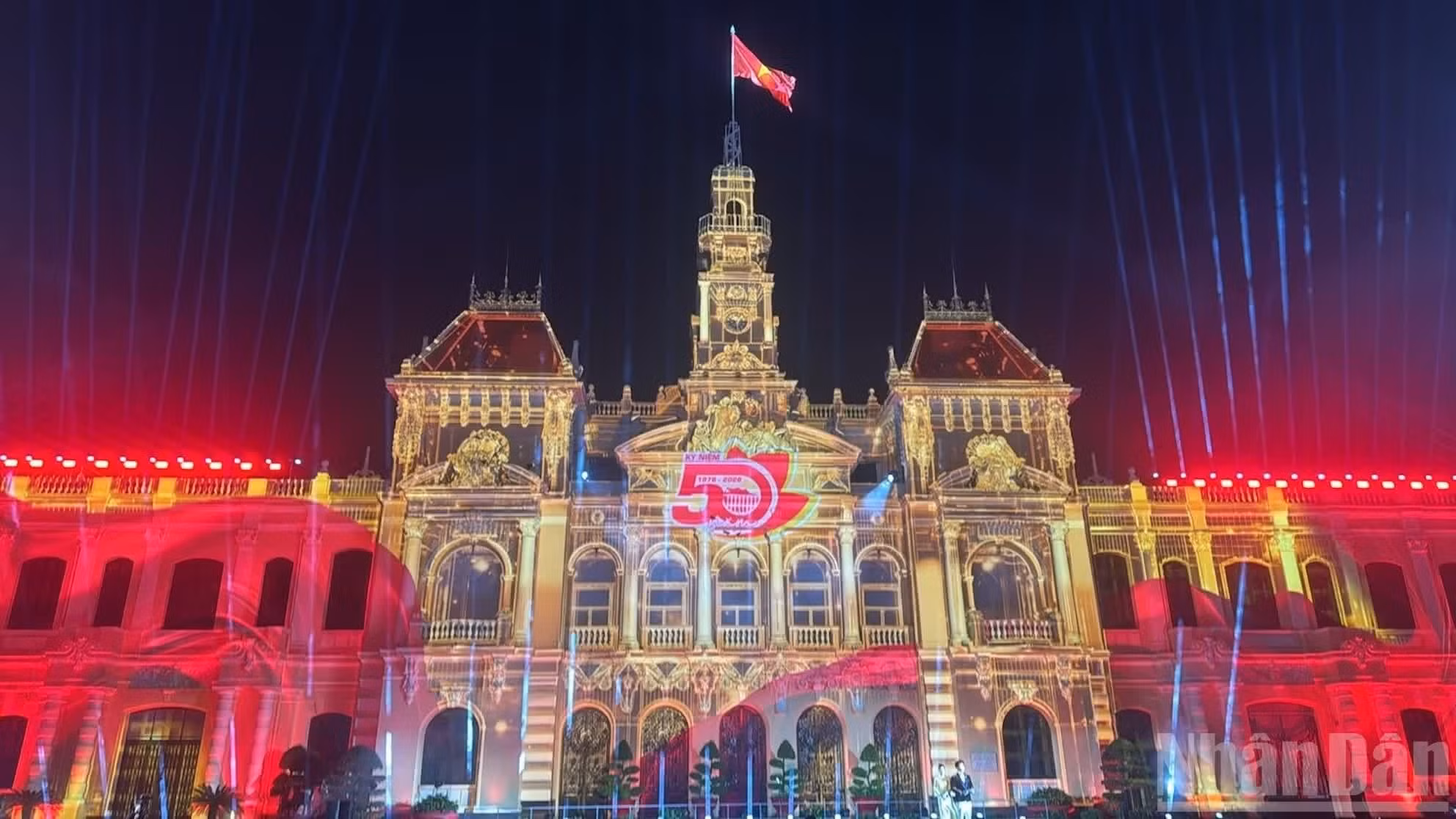 La combinación de las artes escénicas contemporáneas y la tecnología de proyección mapping 3D transforma la fachada de la sede del Comité Popular de Ciudad Ho Chi Minh en un espacio artístico de luz y emociones.