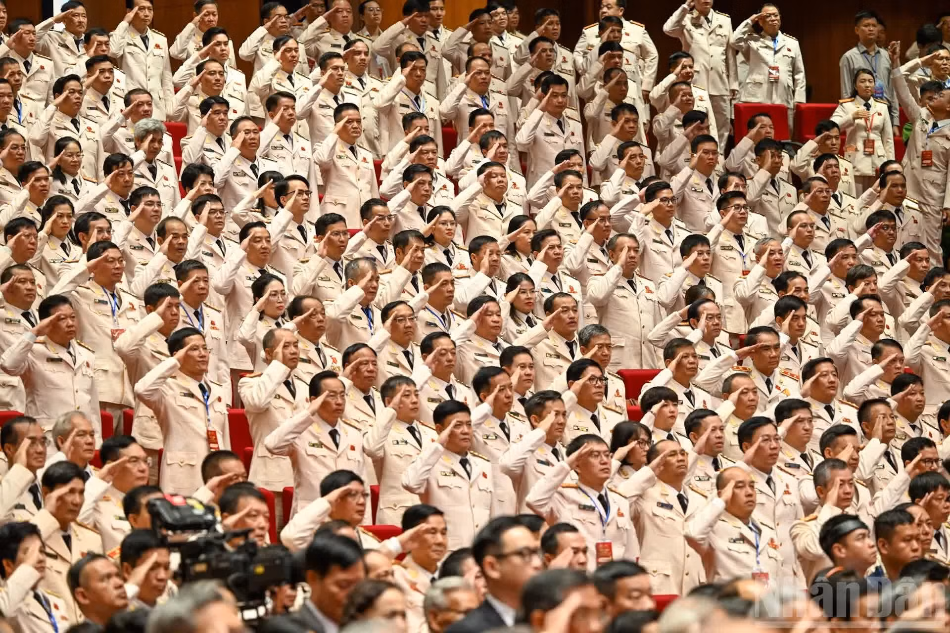 Los delegados realizan el saludo a la bandera nacional.
