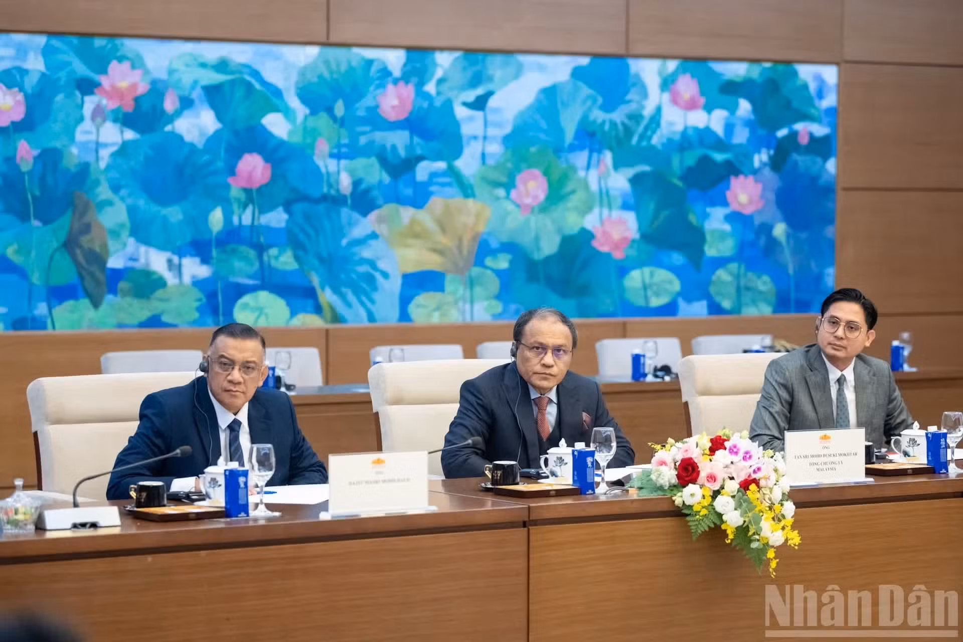 Tan Sri Mohd Dusuki Mokhtar interviene en la reunión.