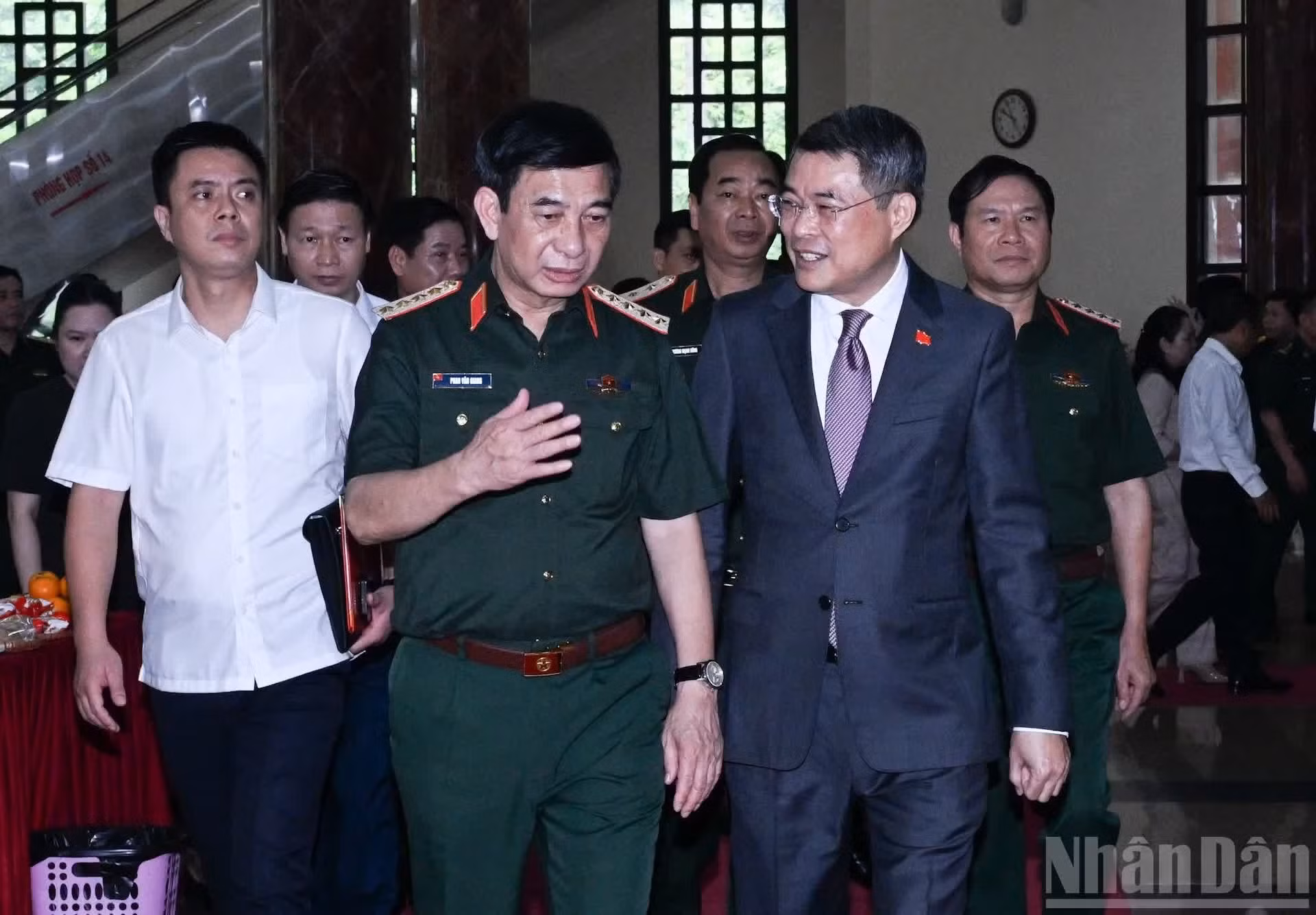 El general Phan Van Giang, viceprimer ministro y ministro de Defensa, da la bienvenida al primer ministro Le Minh Hung.