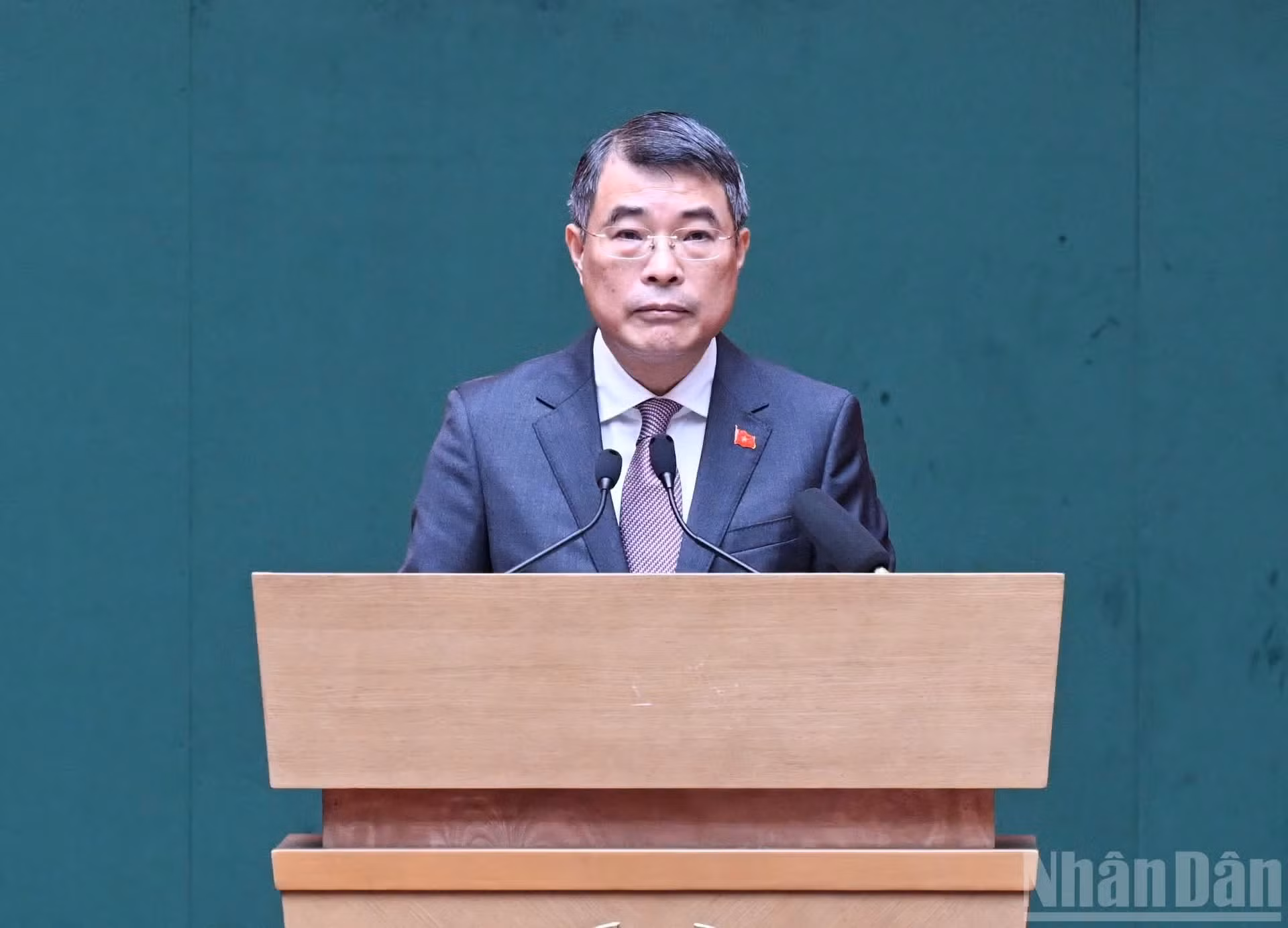 El primer ministro Le Minh Hung interviene en el evento.