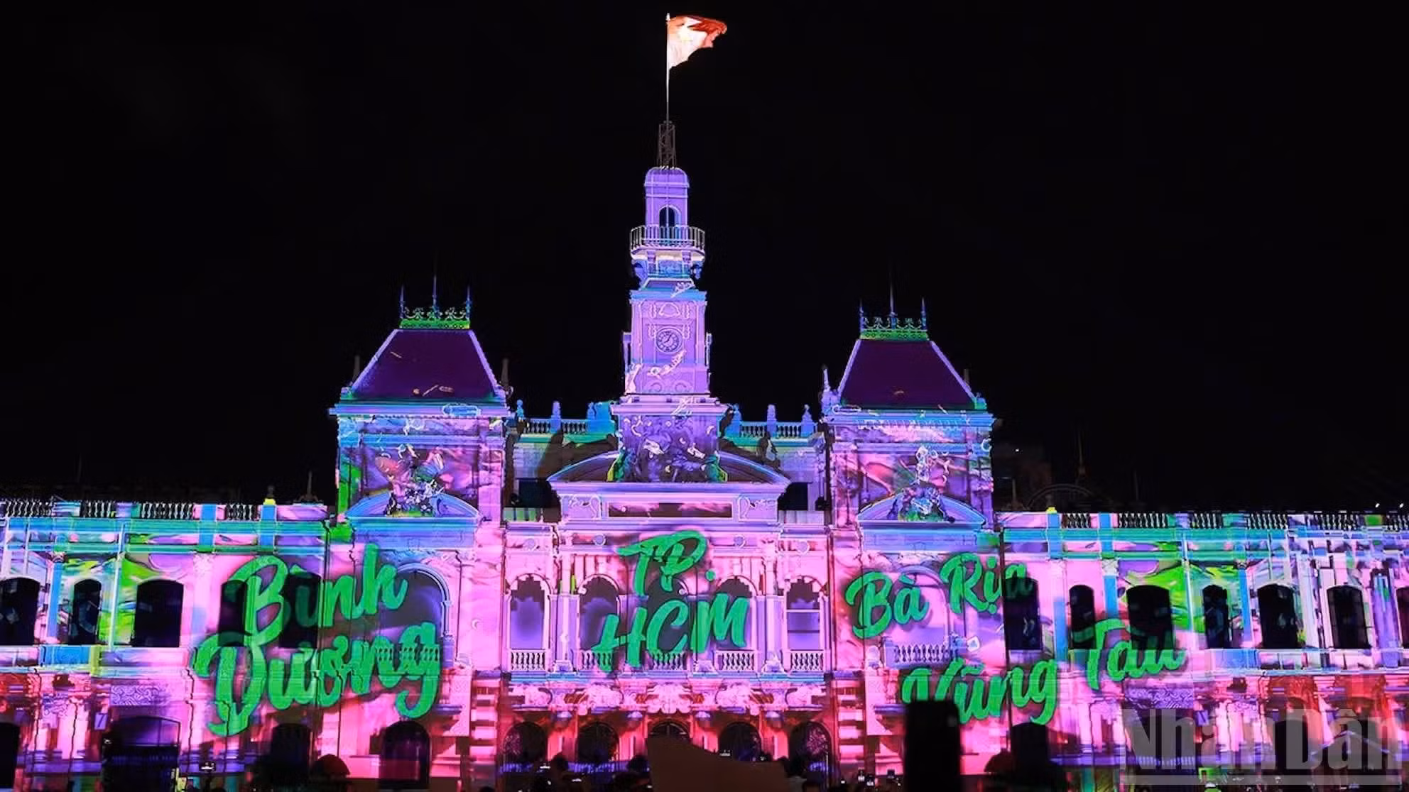 El espectáculo no solo conmemora el 50º aniversario del rebautizo de la antigua Saigón-Gia Dinh como Ciudad Ho Chi Minh, sino que también refleja una nueva etapa para la ciudad tras su reorganización administrativa, reforzada con la incorporación de los territorios de Binh Duong y Ba Ria-Vung Tau.