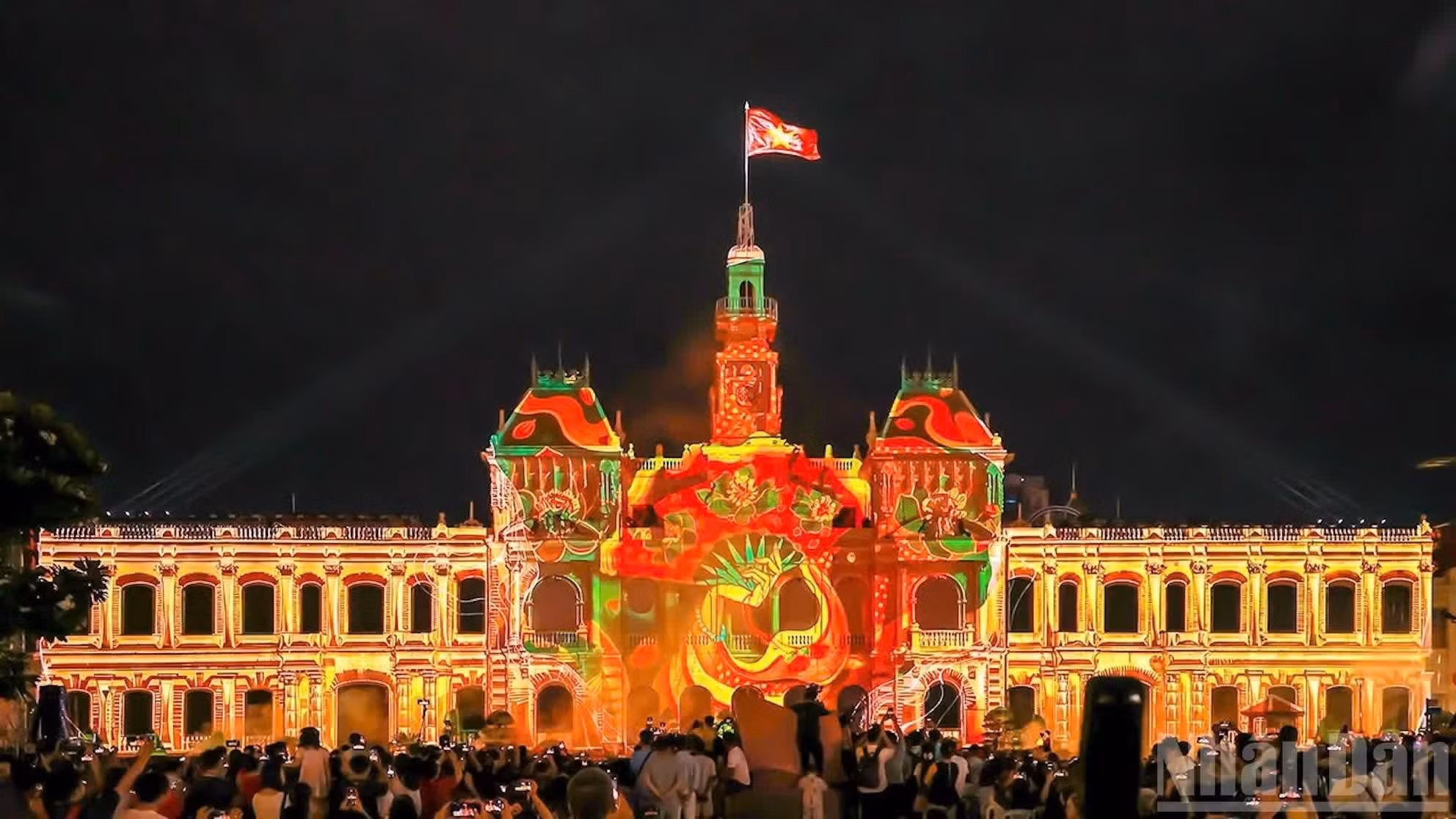 El mapping 3D transforma la fachada del edificio del Comité Popular de Ciudad Ho Chi Minh en un lienzo vivo que recrea la belleza cultural y las expresiones del arte tradicional vietnamita.