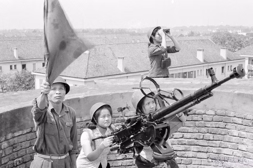 La milicia de autodefensa de la fábrica textil Dong Xuan se entrenó intensamente en técnicas de combate. Anteriormente, la unidad había contribuido, junto con el ejército y el pueblo de la capital, al derribo de cinco aviones del imperialismo estadounidense el 16 de abril de 1972. (Foto: VNA)