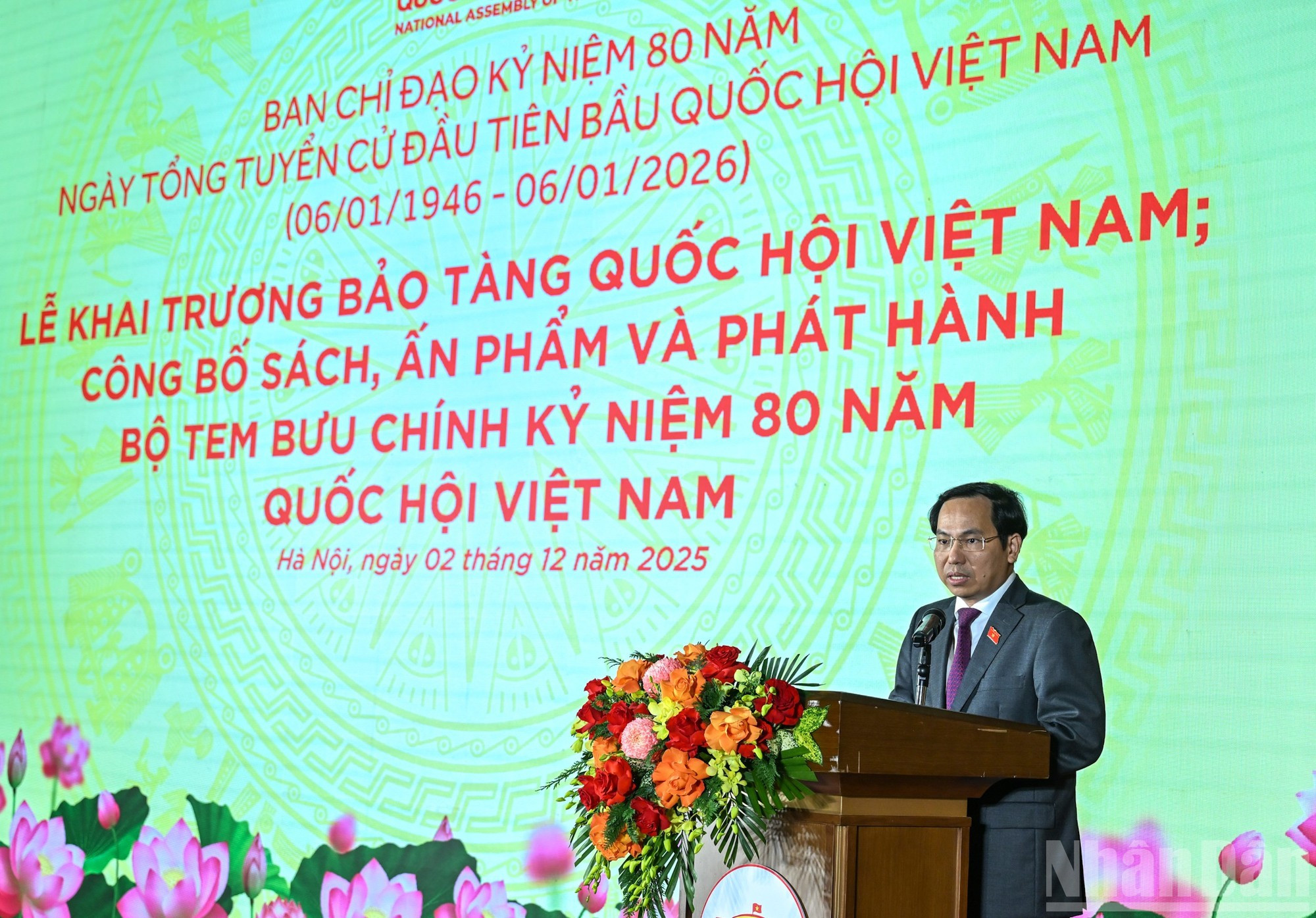 El secretario general de la Asamblea Nacional y jefe de la Oficina Parlamentaria, Le Quang Manh, presenta un informe sobre el proceso de construcción del Museo, así como sobre la emisión del sello postal conmemorativo por el 80º aniversario del órgano legislativo de Vietnam.