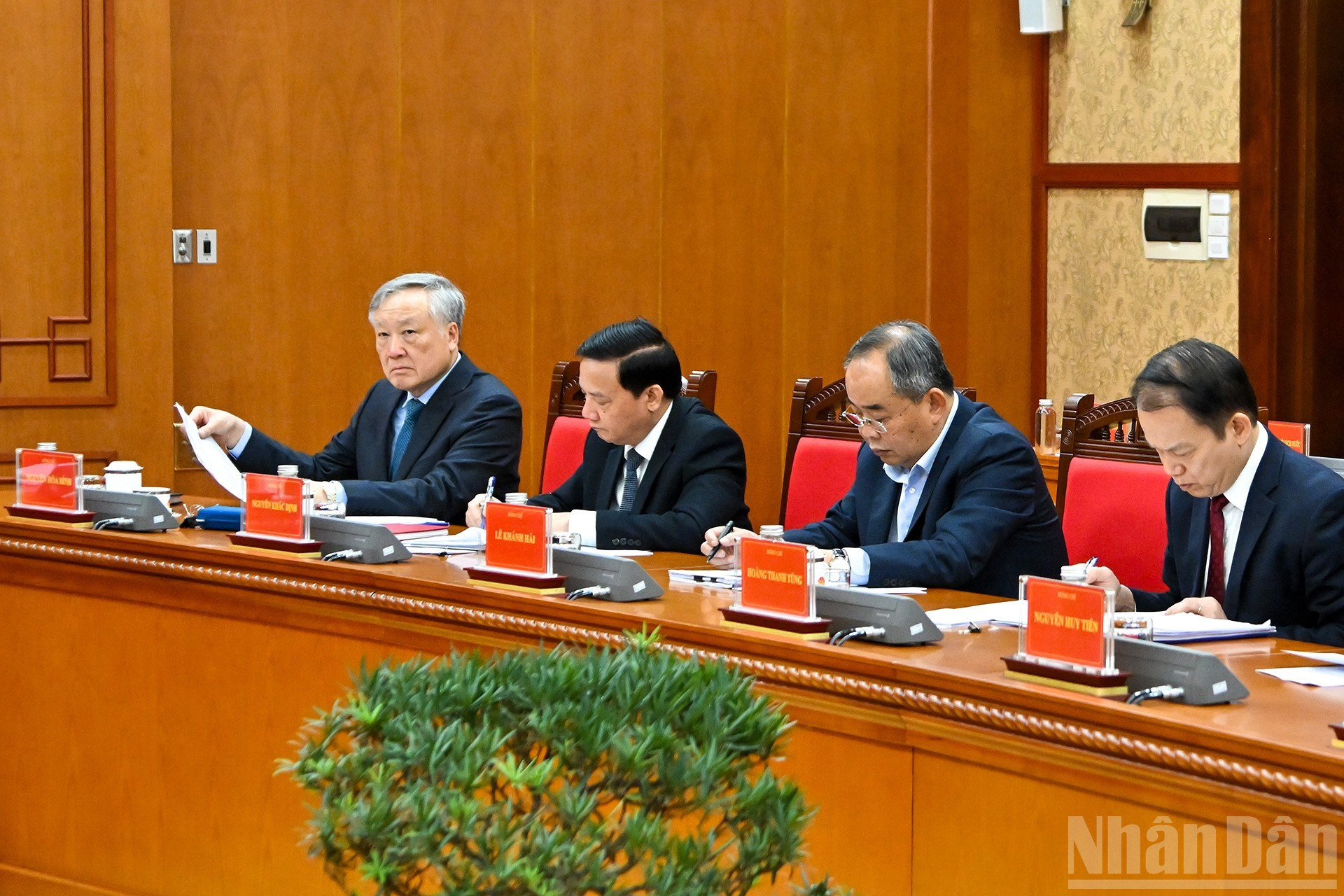 El miembro del Buró Político, viceprimer ministro permanente, Nguyen Hoa Binh, con otros asistentes al evento.