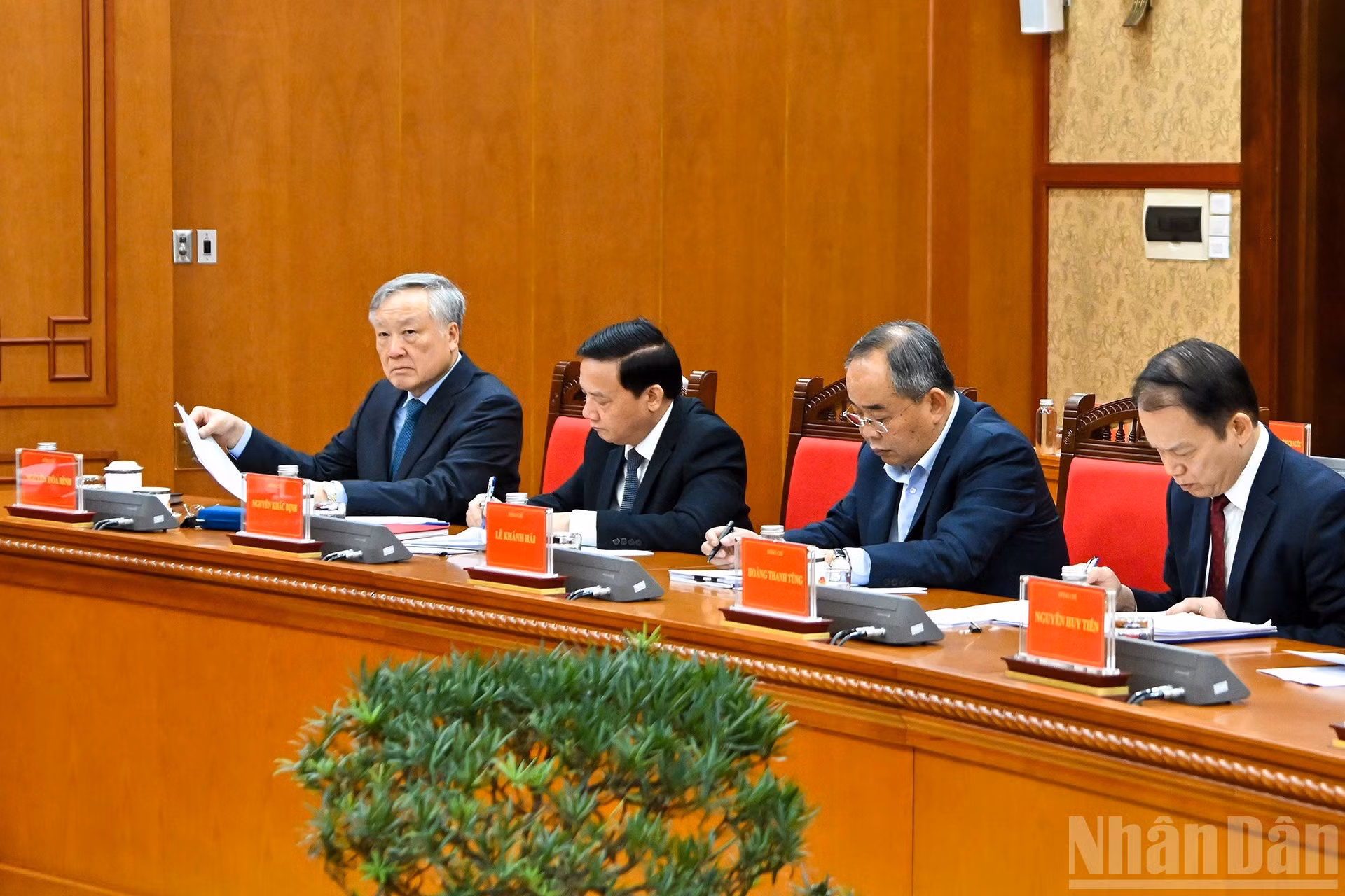 El miembro del Buró Político, viceprimer ministro permanente, Nguyen Hoa Binh, con otros asistentes al evento.