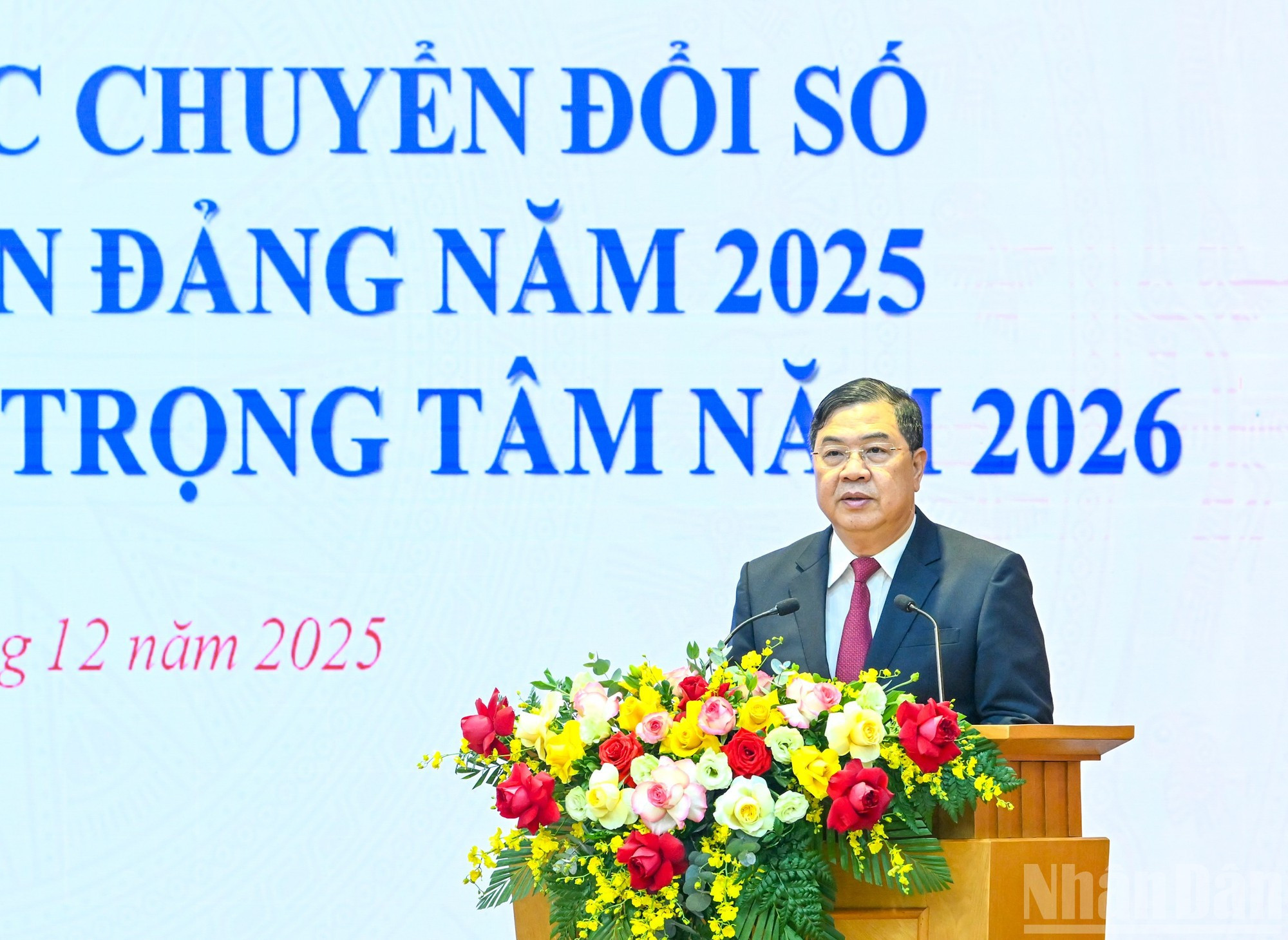 El jefe de la Oficina del Comité Central del PCV, Pham Gia Tuc, pronuncia el discurso inaugural de la conferencia.