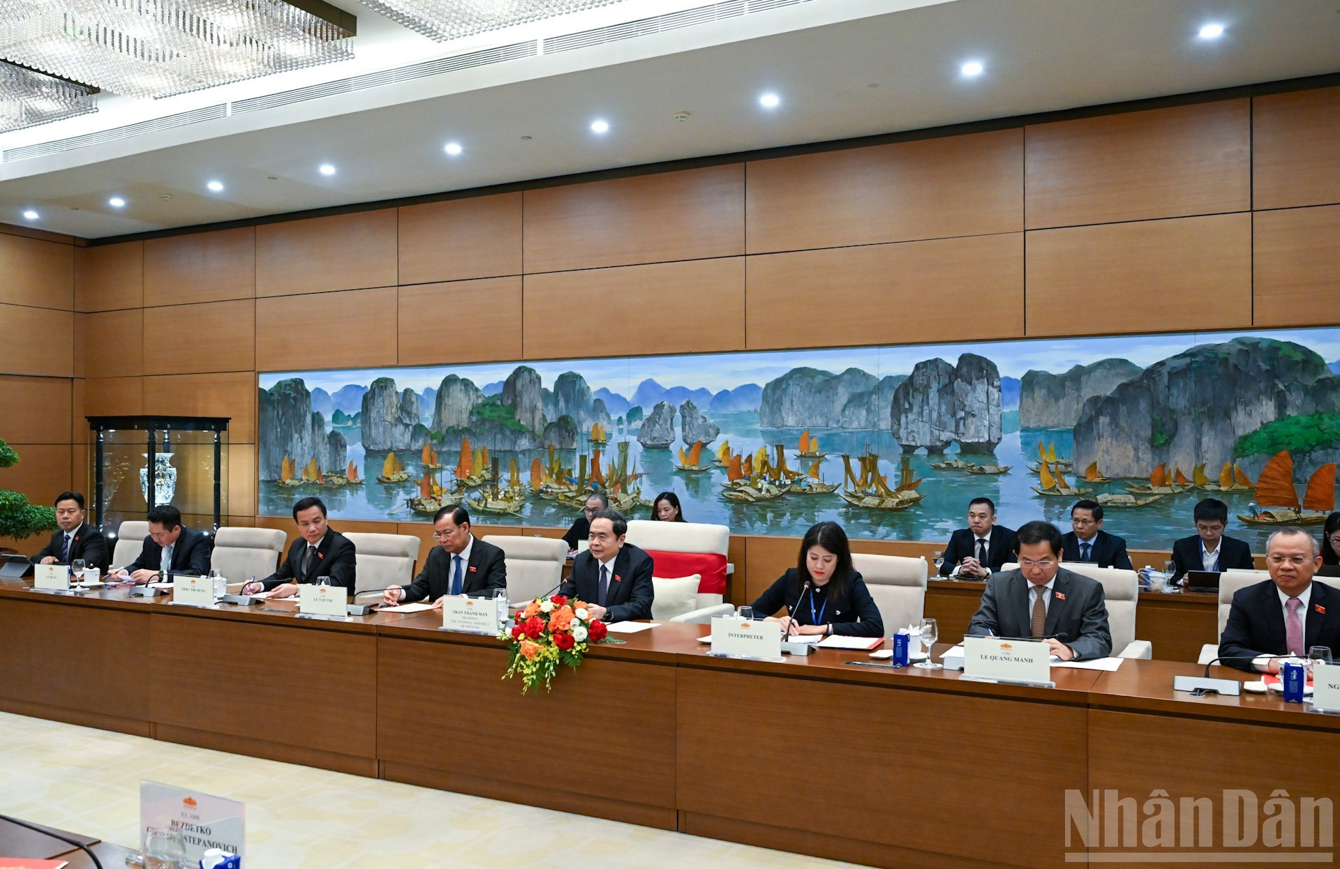 Asistentes vietnamitas en la cita.