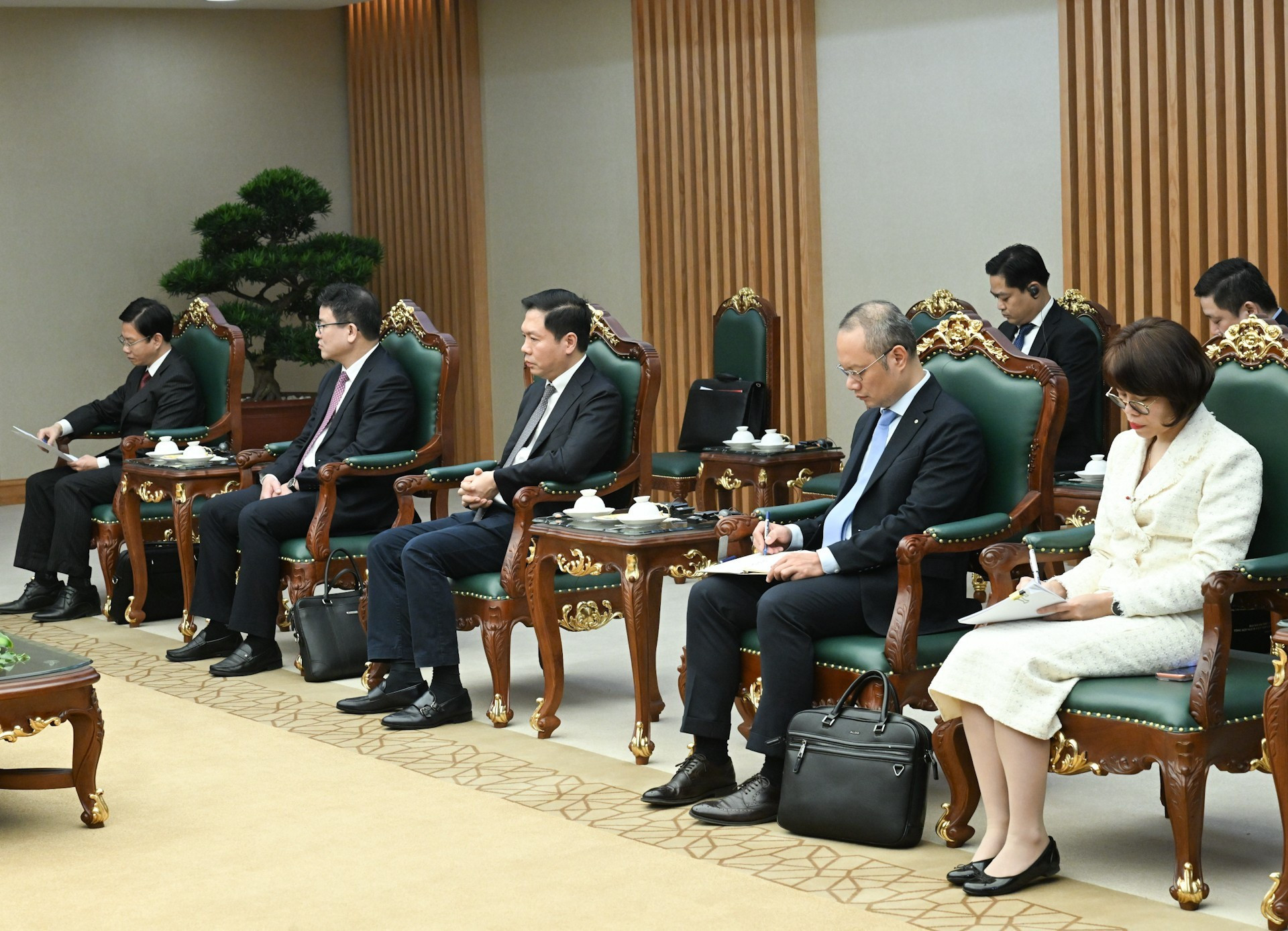 Asistentes vietnamitas en el encuentro.