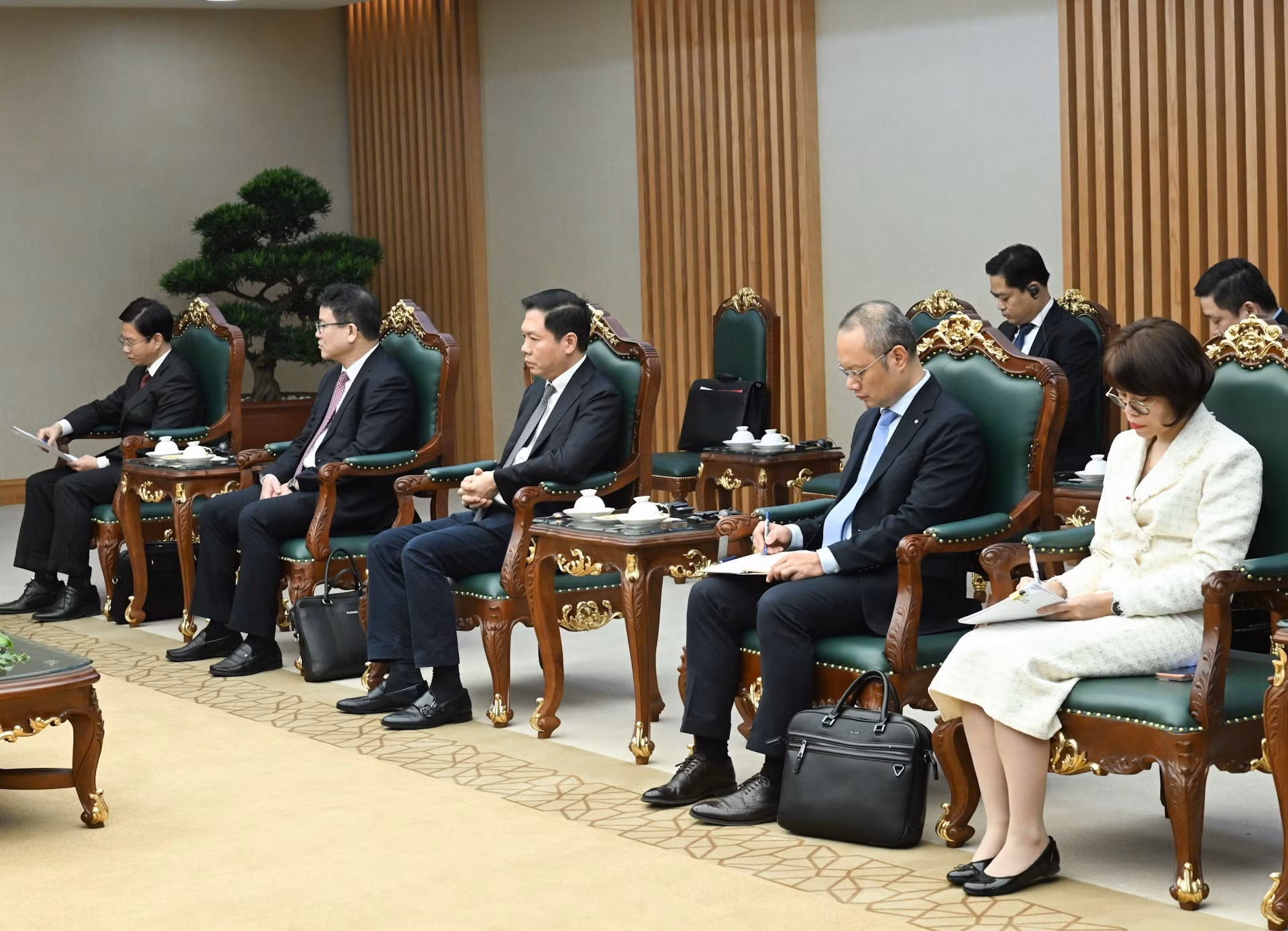 Asistentes vietnamitas en el encuentro.