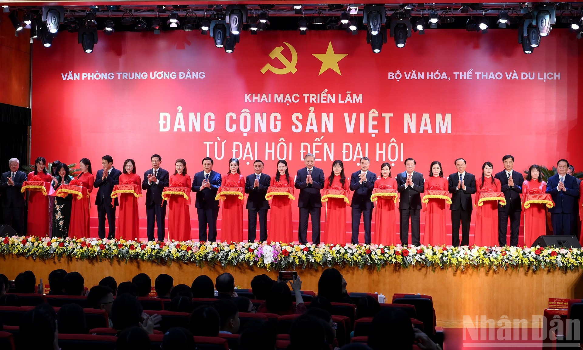 Los delegados inauguran la muestra.