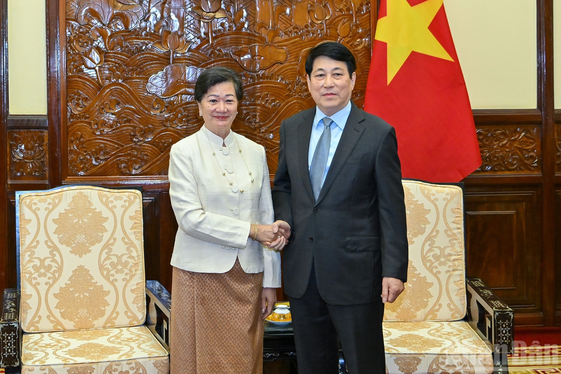 El presidente de Vietnam, Luong Cuong, y la embajadora de Camboya en Hanói, Chea Kimtha.