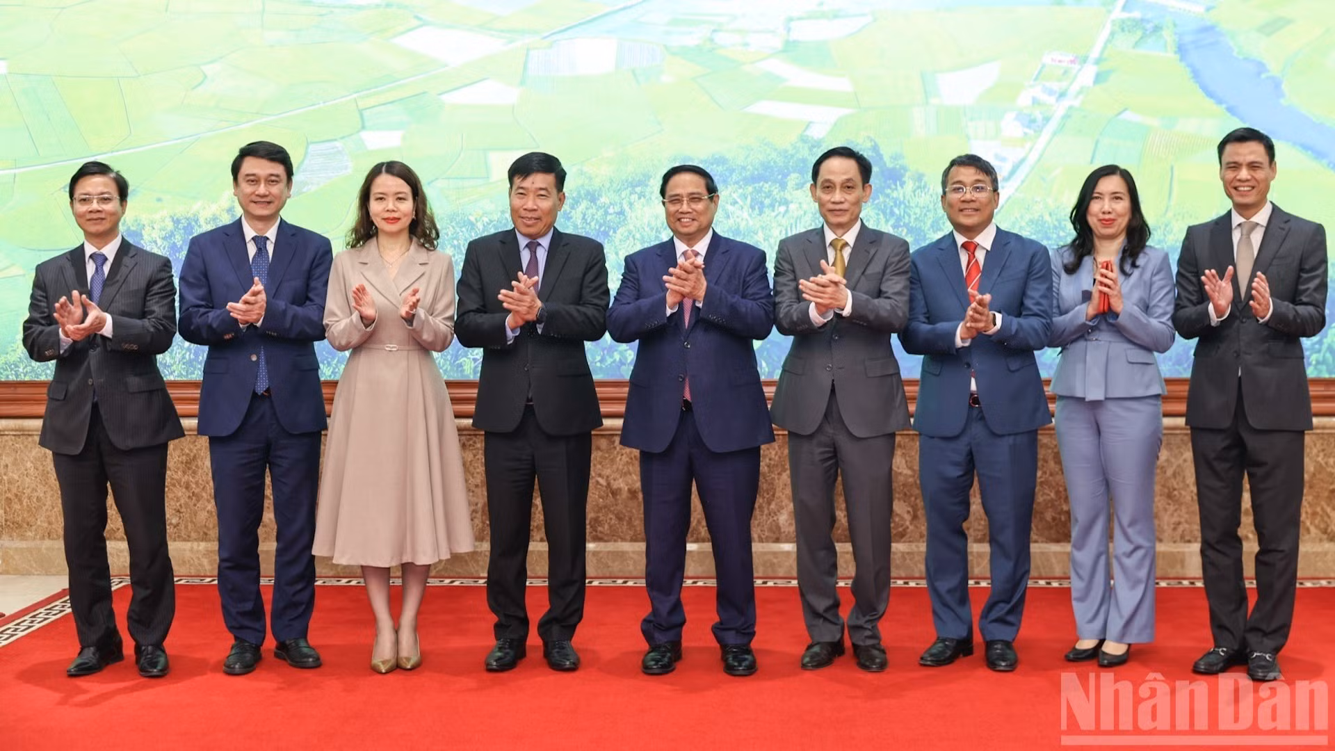 El primer ministro Pham Minh Chinh y los dirigentes del Ministerio de Relaciones Exteriores.