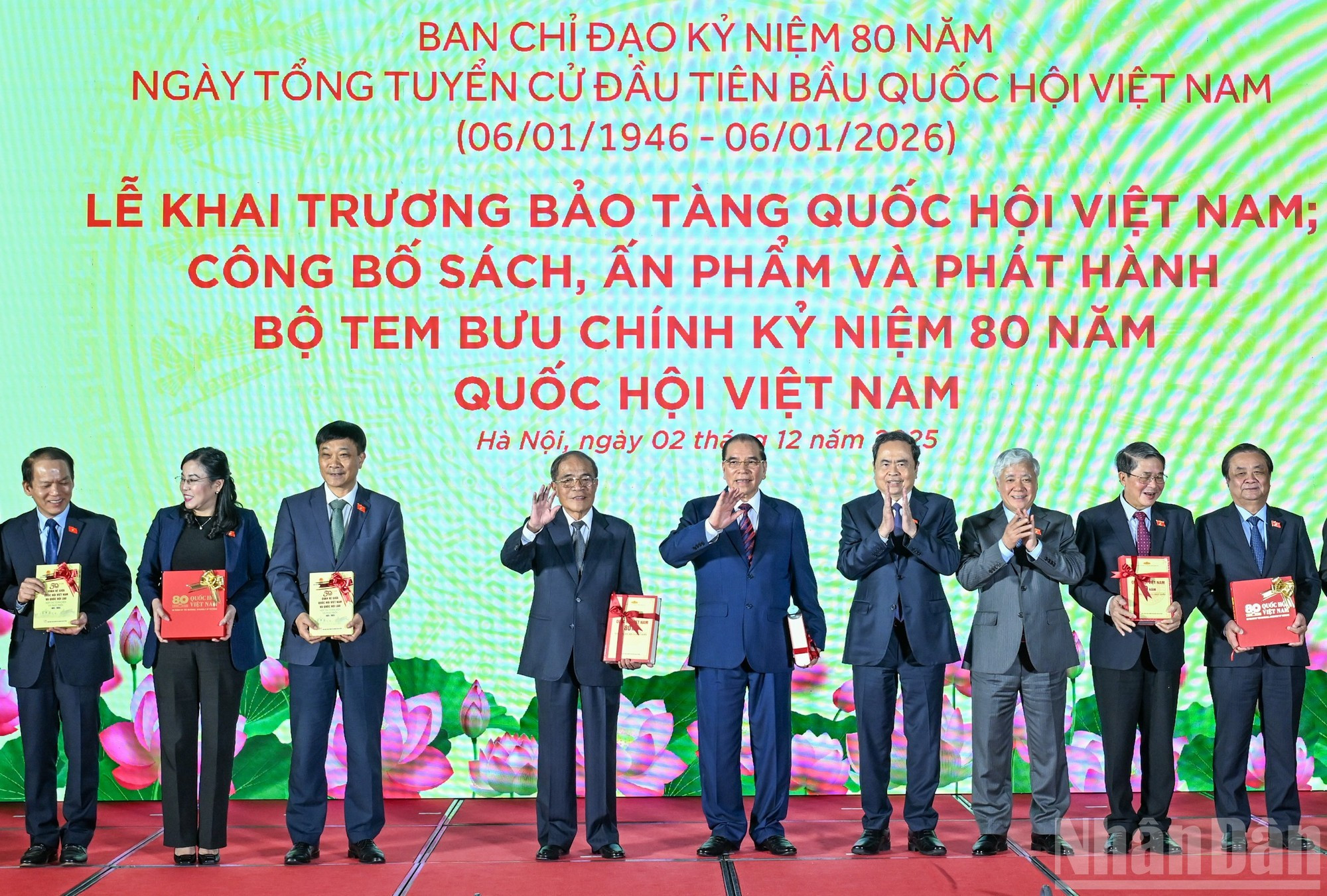 El presidente de la Asamblea Nacional, Tran Thanh Man, y los vicepresidentes legislativos entregan libros a los delegados.