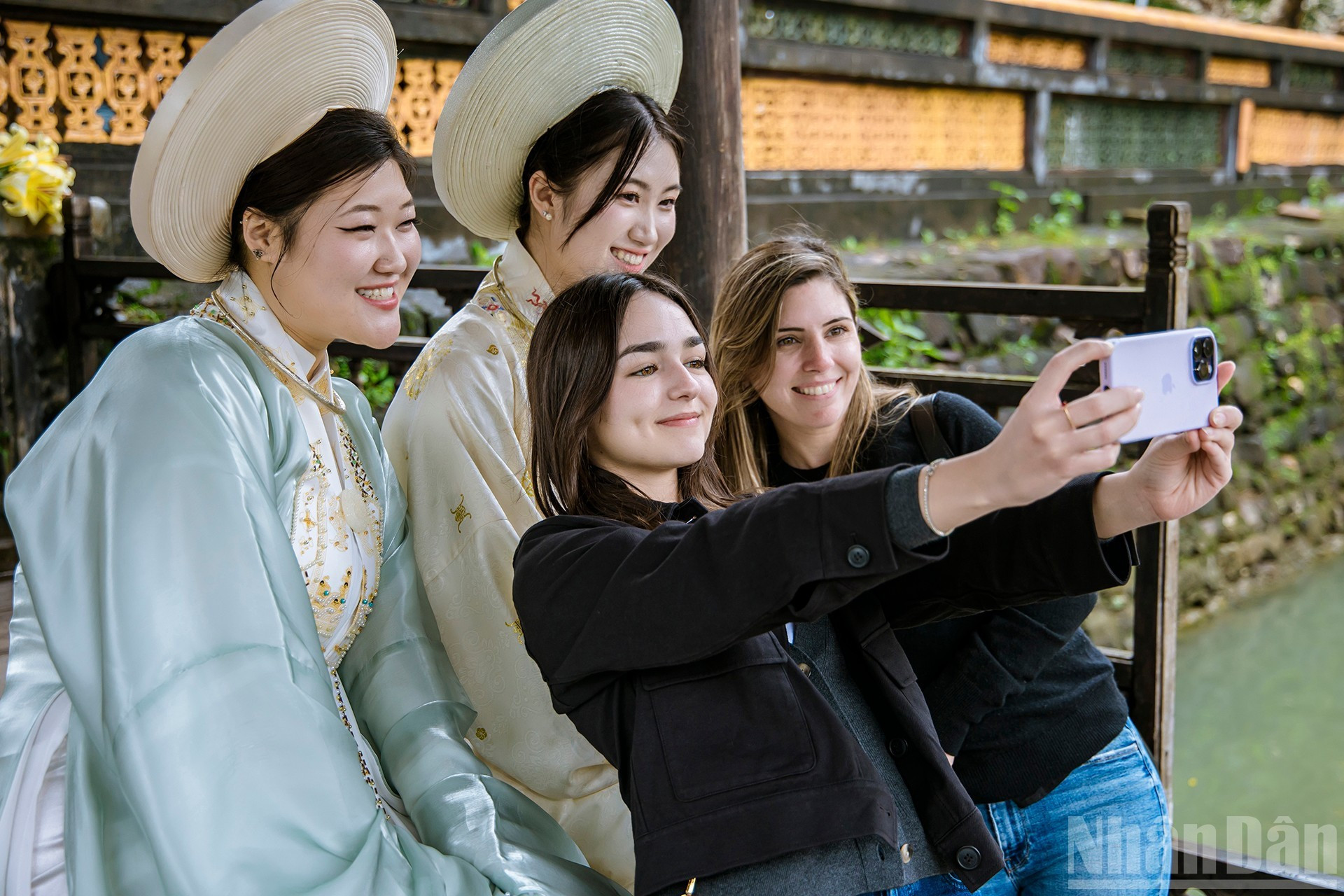 Promoción del traje tradicional Nhat Binh entre turistas internacionales. (Autor: Cao Nguyen Xuan Dat)