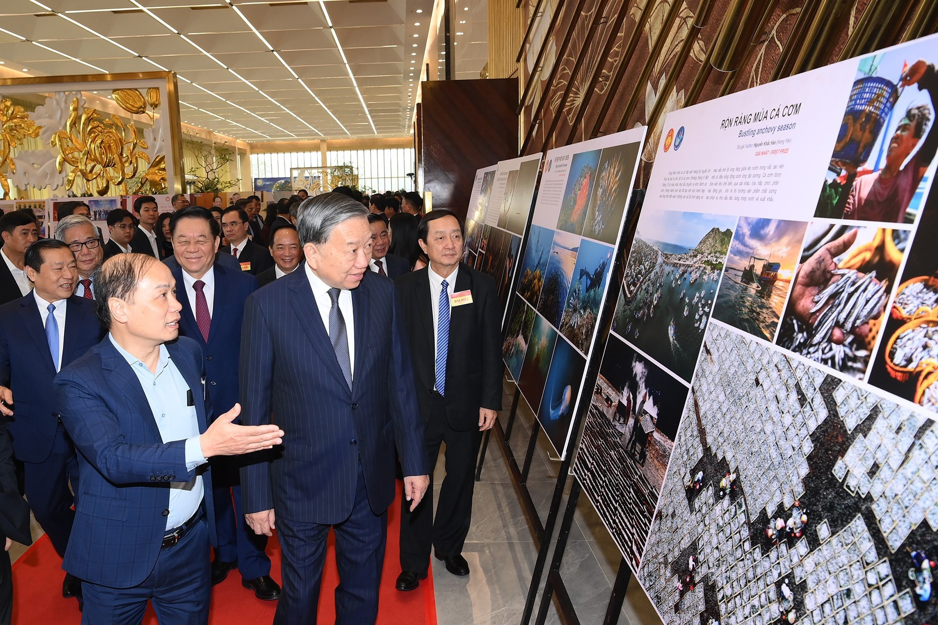 El dirigente visita la exposición.