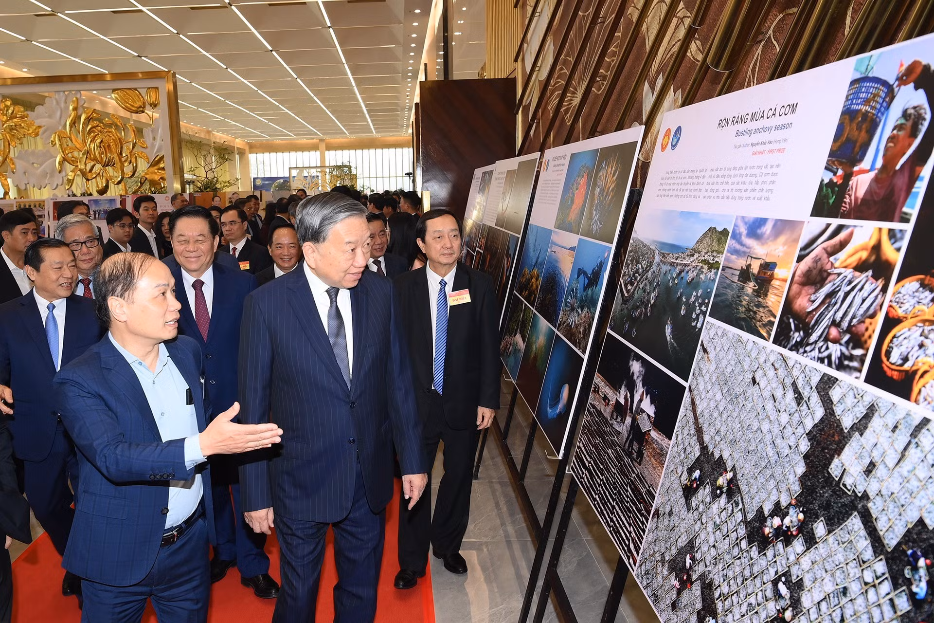 El dirigente visita la exposición.