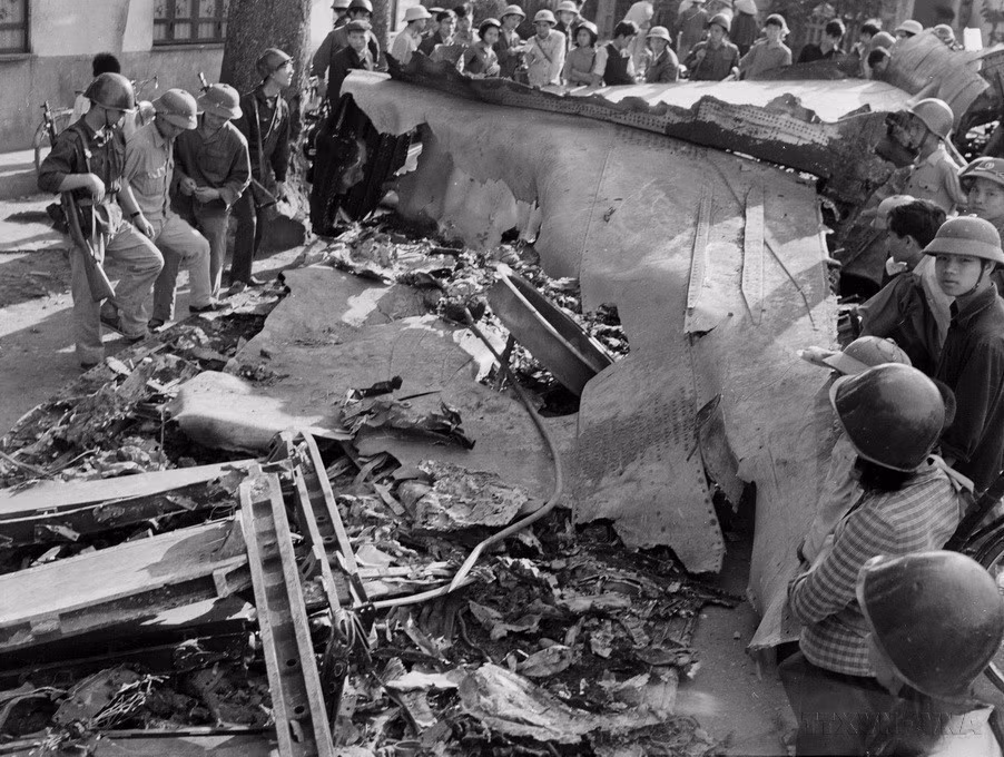 Los restos de un bombardero B-52, derribado en el lugar por misiles del Batallón 72, Regimiento de Misiles 285, División de Defensa Aérea 363, cayeron en la calle Hoang Hoa Tham (Hanói) en la noche del 27 de diciembre de 1972. (Foto: VNA)