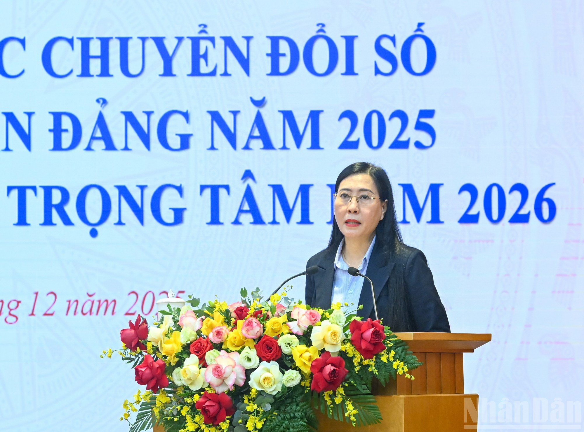 Bui Thi Quynh Van, subjefe de la Comisión de Organización del Comité Central del PCV, interviene en el evento.