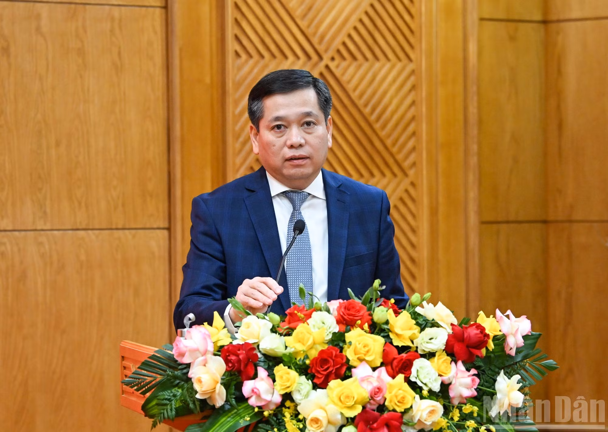 El vicesecretario permanente del Comité partidista de órganos centrales del PCV, Nguyen Long Hai, presenta el informe en la conferencia.