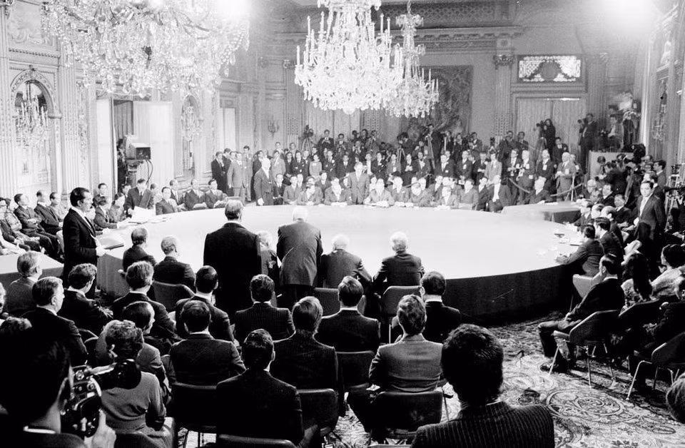 La victoria “Hanói – Dien Bien Phu en el aire” frustra la estrategia del imperialismo estadounidense, lo obliga a firmar los Acuerdos de París el 27 de enero de 1973 y a comprometerse a retirar todas sus tropas de la región meridional de Vietnam, creando las condiciones para la completa liberación del Sur y la reunificación del país. (Foto: VNA)