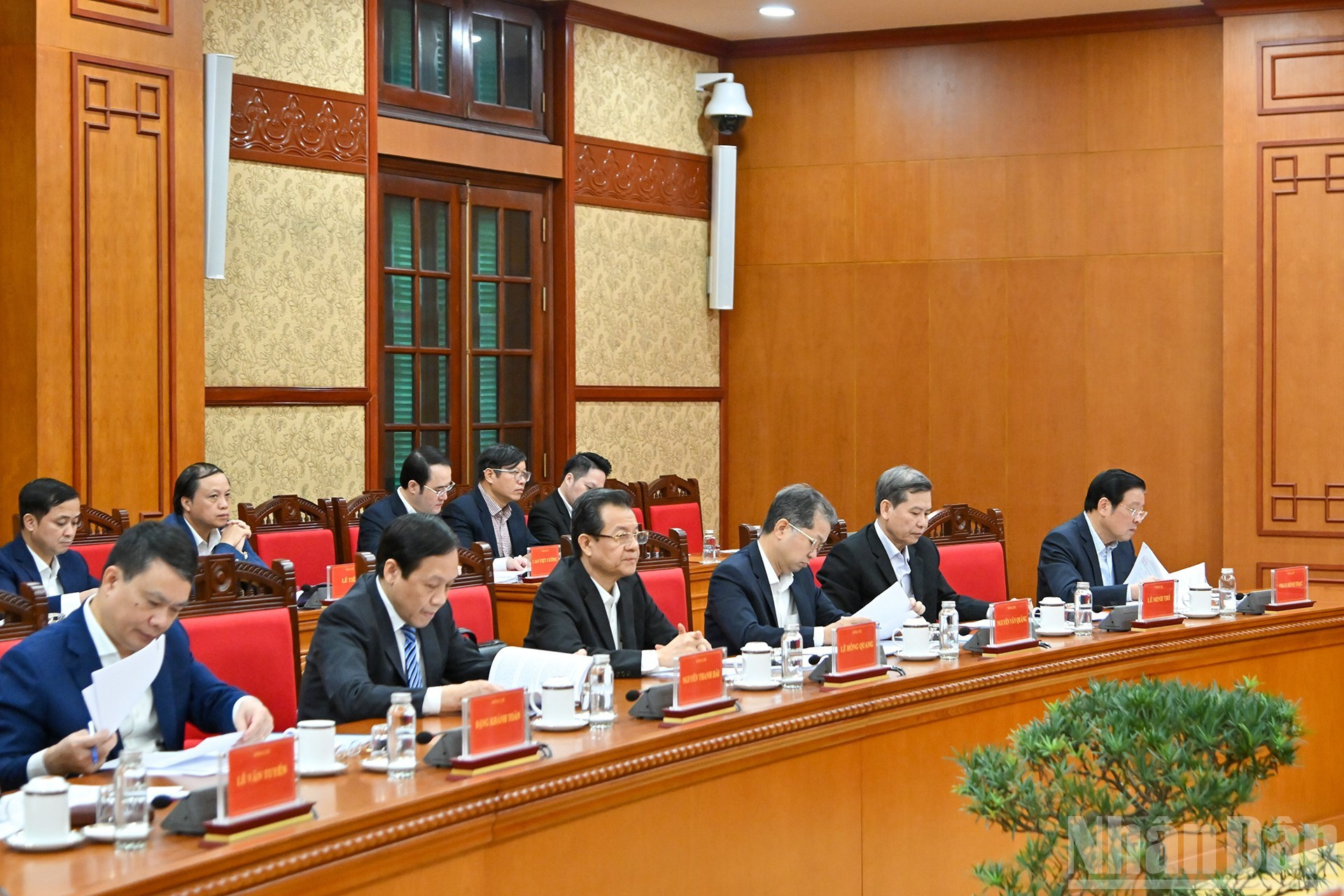 El miembro del Buró Político, secretario del Comité Central del Partido Comunista de Vietnam y jefe de su Comisión de Asuntos Internos, Phan Dinh Trac, y otros delegados en la cita.