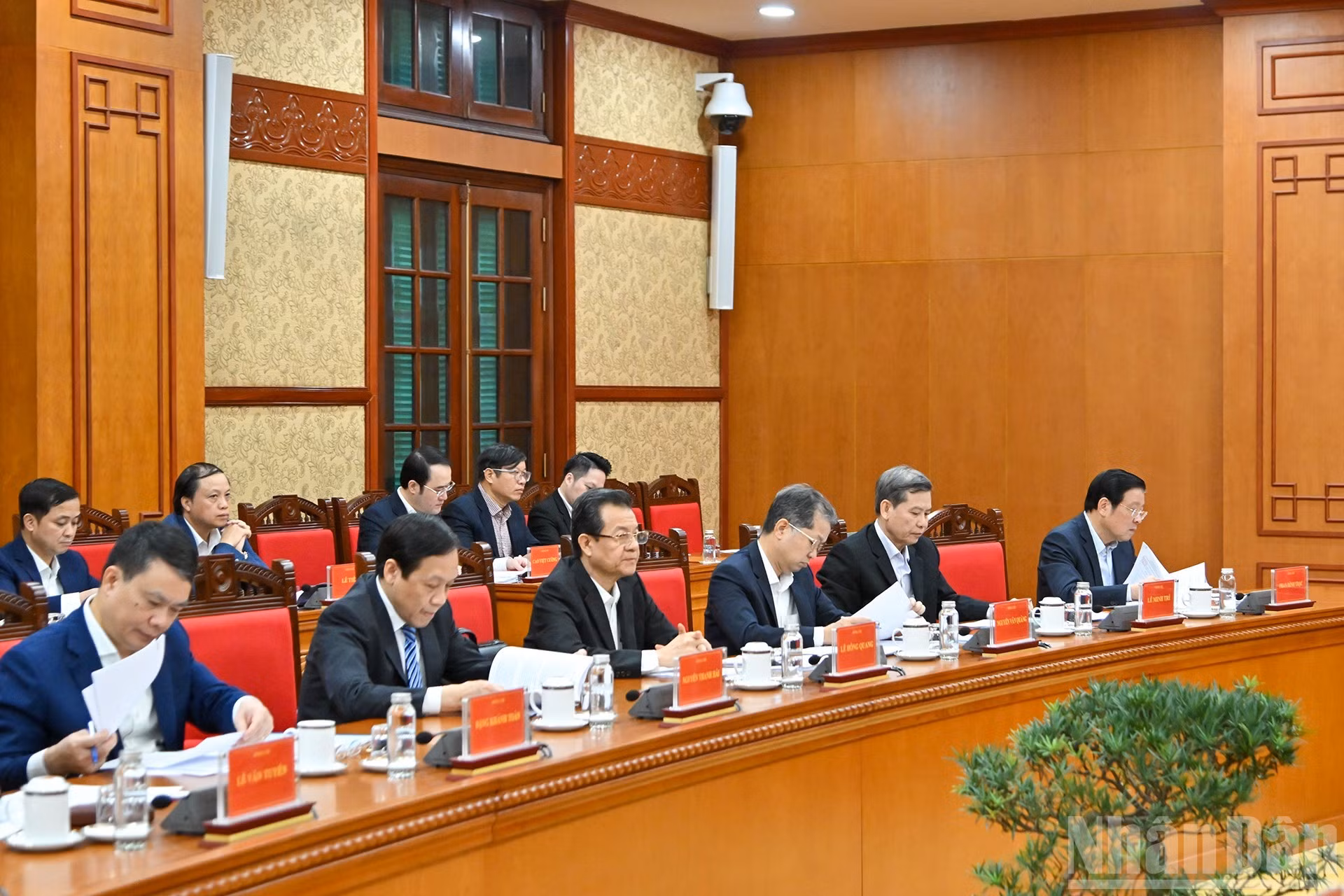 El miembro del Buró Político, secretario del Comité Central del Partido Comunista de Vietnam y jefe de su Comisión de Asuntos Internos, Phan Dinh Trac, y otros delegados en la cita.