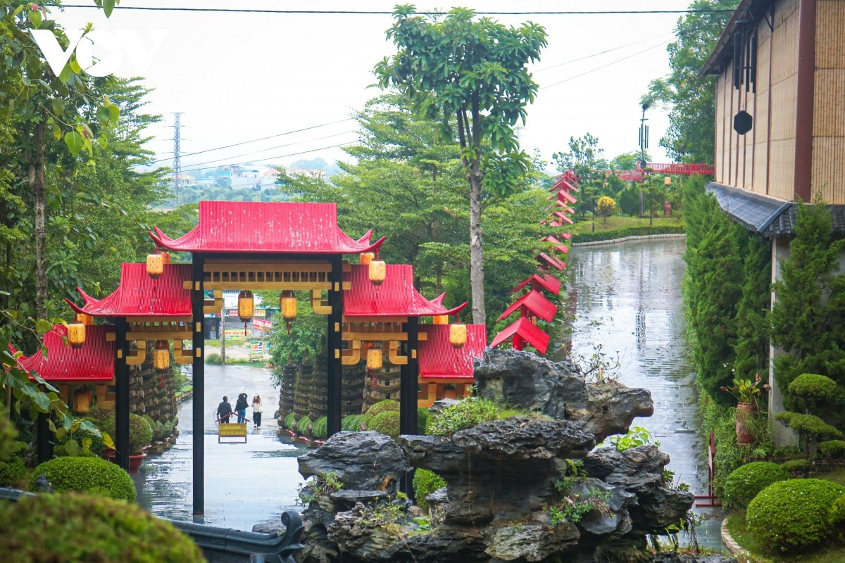Tales obras no menoscabaron su armonía con el entorno: detrás hay un bosque milenario y, enfrente, vastos campos de arroz.