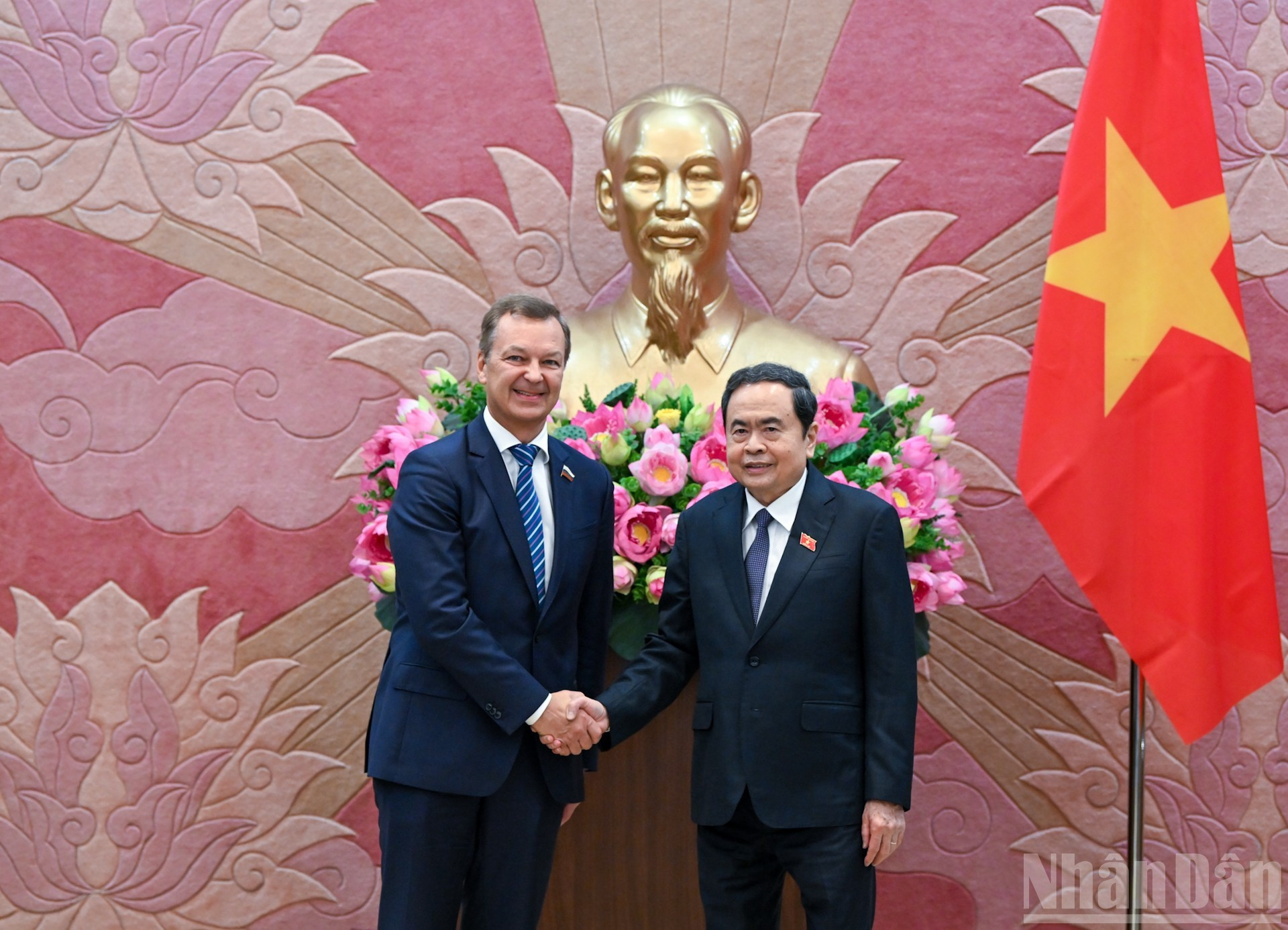 El presidente de la Asamblea Nacional de Vietnam, Tran Thanh Man, y el primer vicepresidente del Consejo de la Federación de la Asamblea Federal de Rusia, Andrey Vladimirovich Yatski.