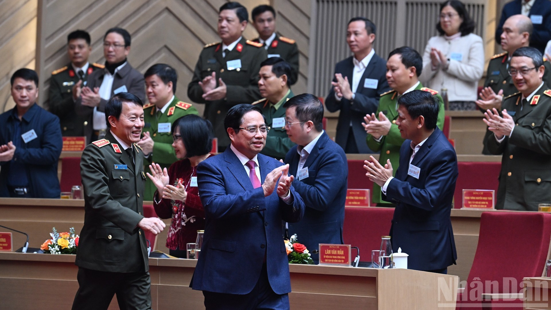 El primer ministro de Vietnam, Pham Minh Chinh, llega a la cita.