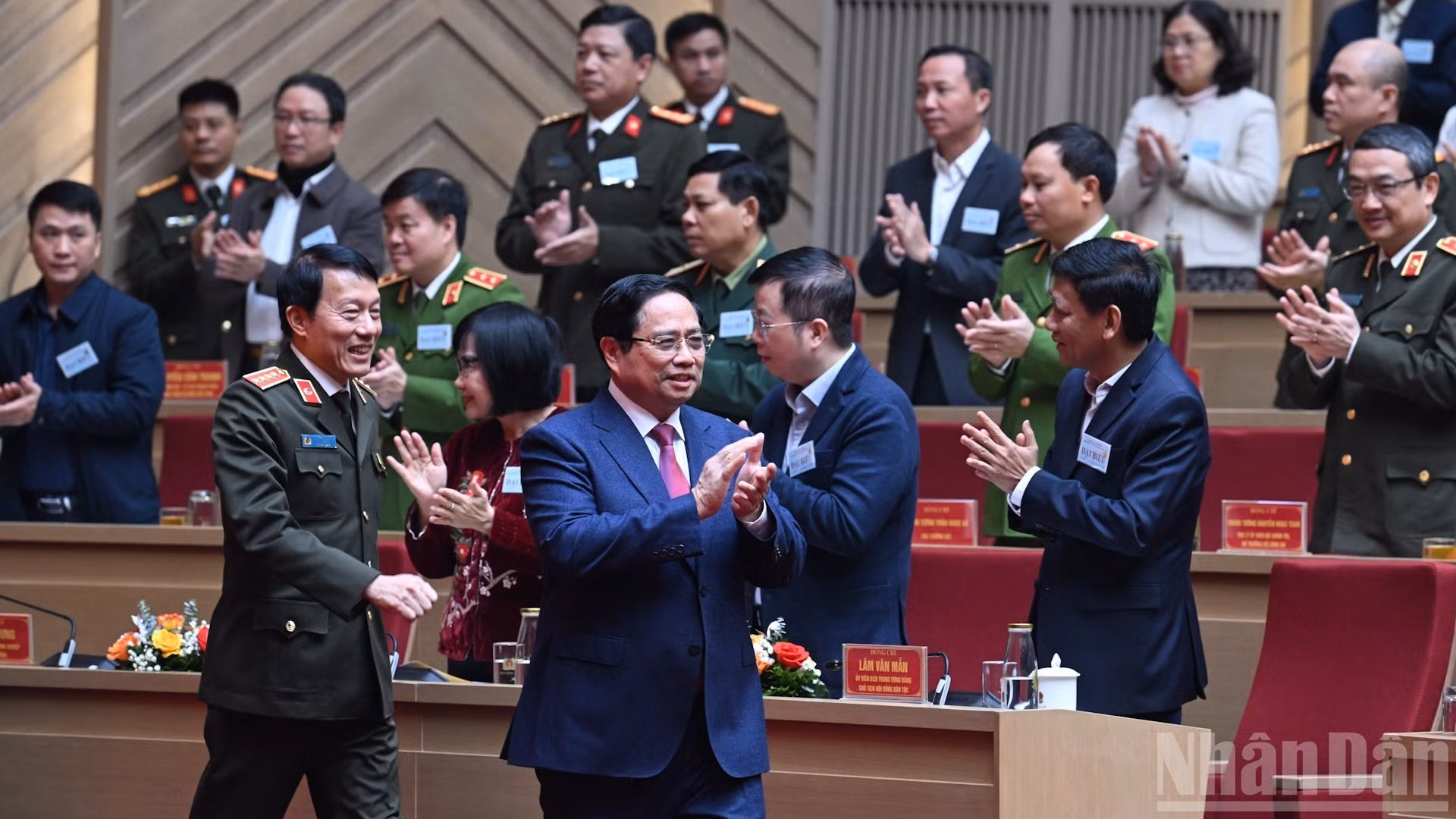 El primer ministro de Vietnam, Pham Minh Chinh, llega a la cita.