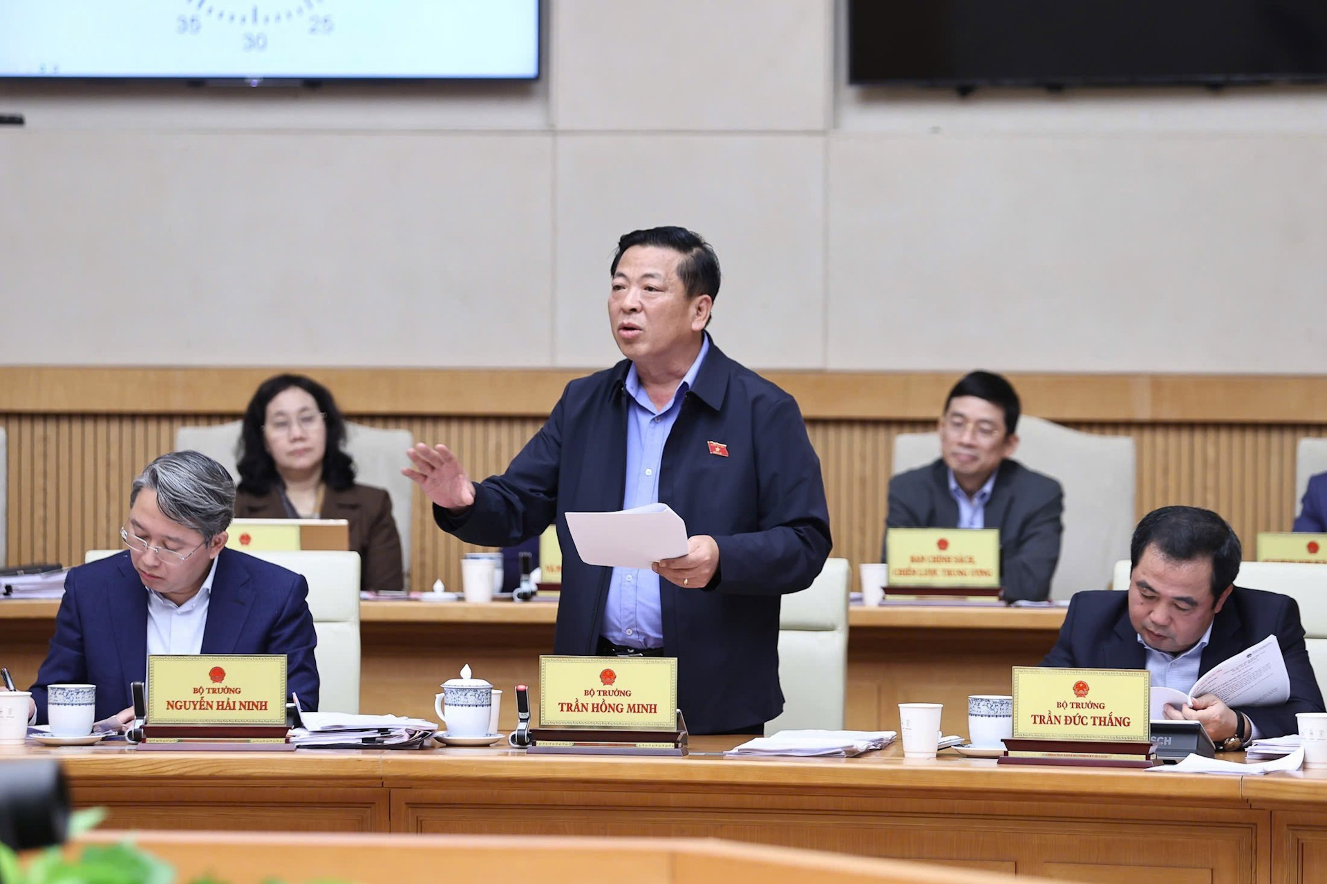 El ministro de Construcción, Tran Hong Minh, toma la palabra en la reunión.